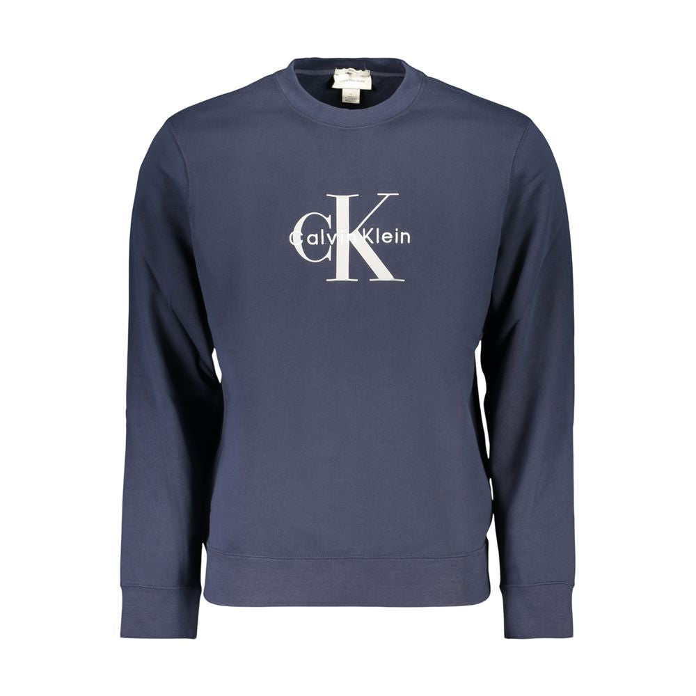 Sweatshirt homme en coton bleu de Calvin Klein, vêtement décontracté avec logo discret, porté sur un mannequin.