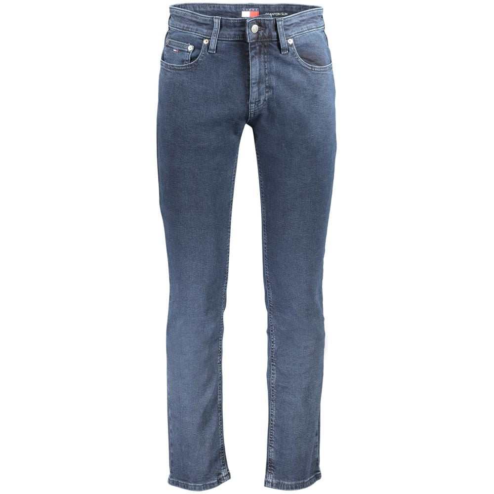 Jeans homme en coton bleu Tommy Hilfiger, coupe classique avec poches avant et arrière, détail de la marque.