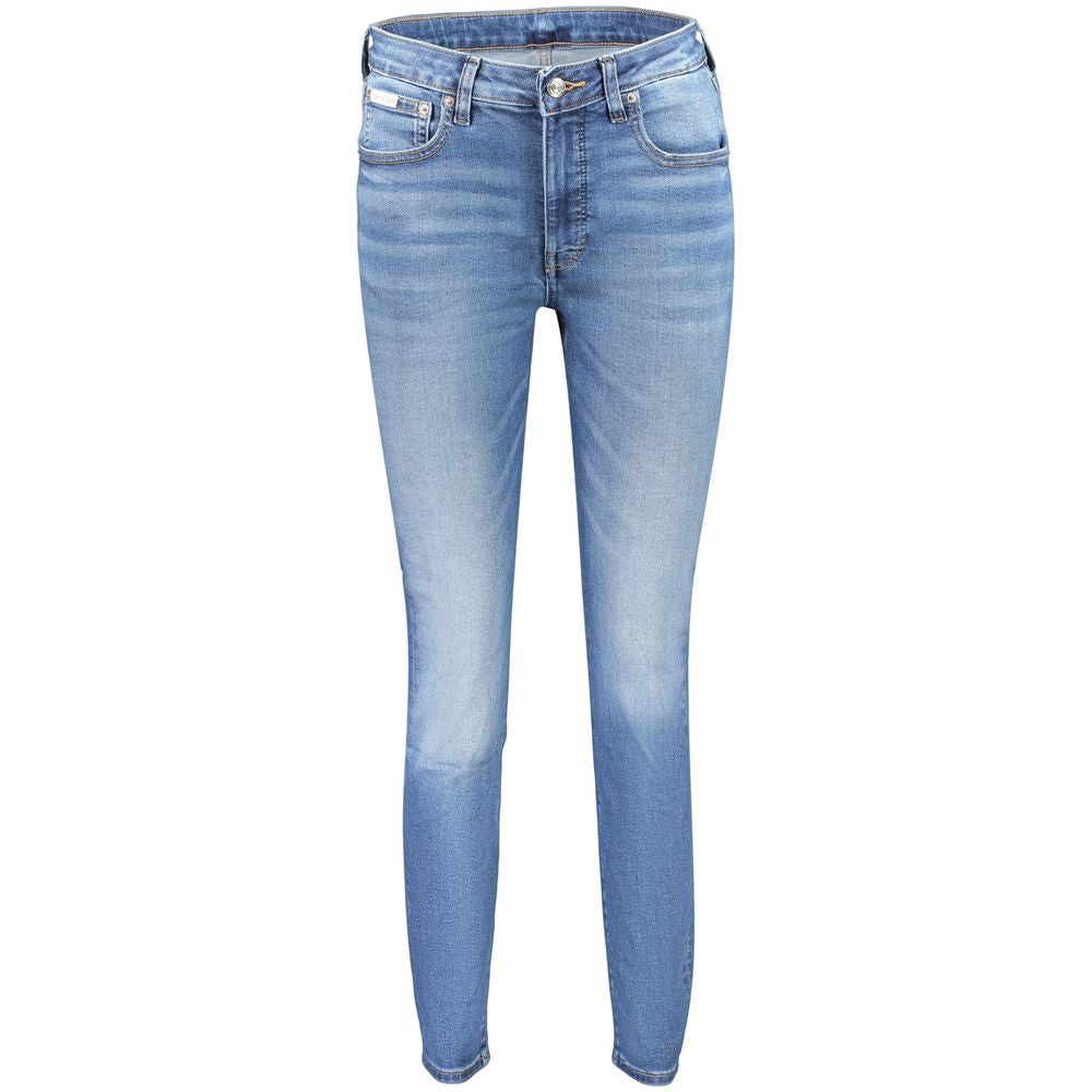 Jean en coton bleu pour femme de la marque Calvin Klein, coupe classique et détails modernes visibles sur l'image.