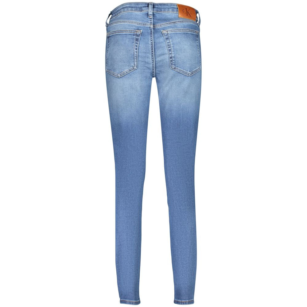 Jean femme en coton bleu de la marque Calvin Klein, coupe classique et détails modernes.