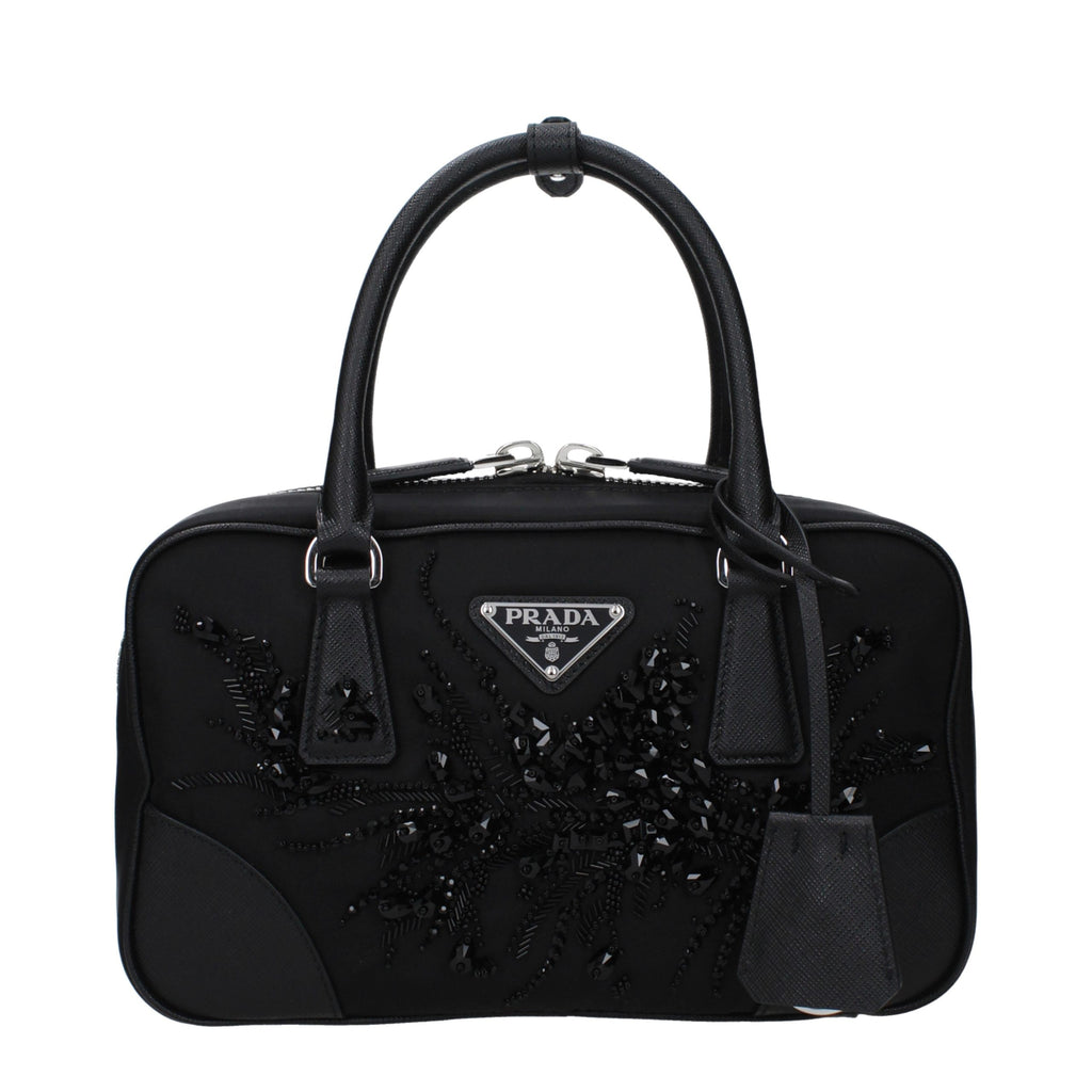 Sac à main Prada en tissu noir, élégant et sophistiqué, avec poignées et détails subtils visibles sur l'image.