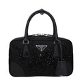 Sac à main Prada en tissu noir, élégant et sophistiqué, avec poignées et détails subtils visibles sur l'image.
