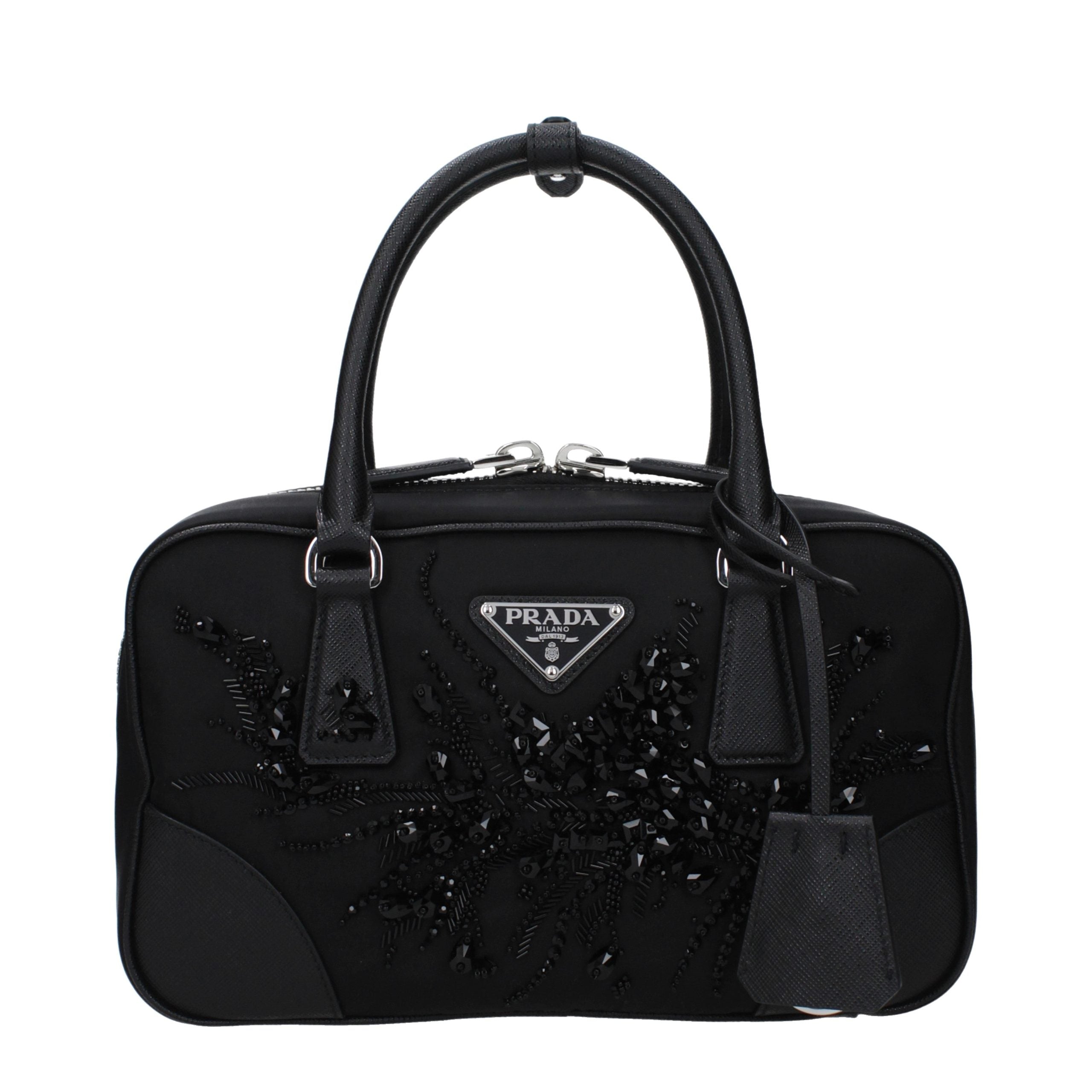 Sac à main Prada en tissu noir, élégant et sophistiqué, avec poignées et détails subtils visibles sur l'image.