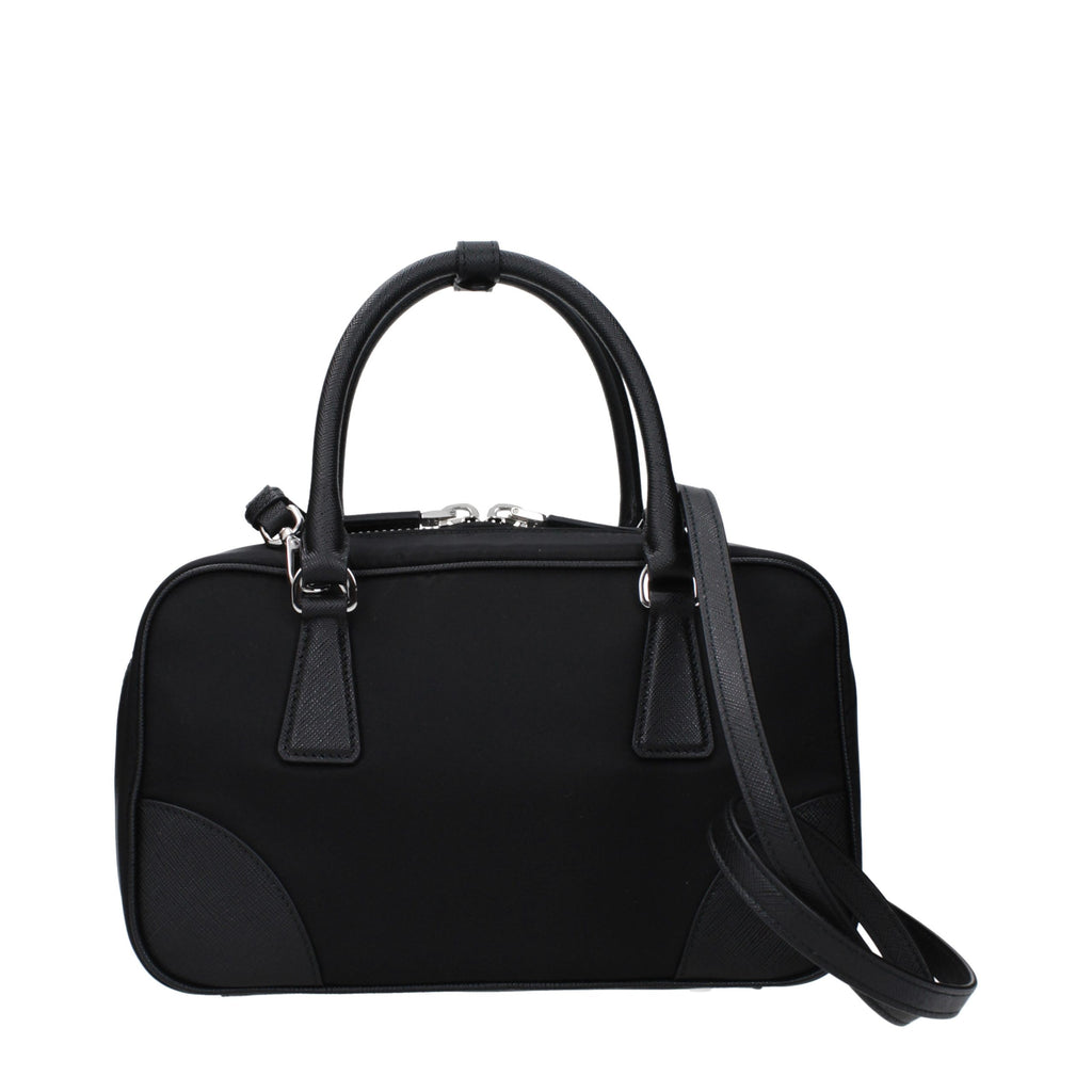 Sac à main Prada en tissu noir, élégant et moderne, avec détails sophistiqués, vue de face sur l'image.