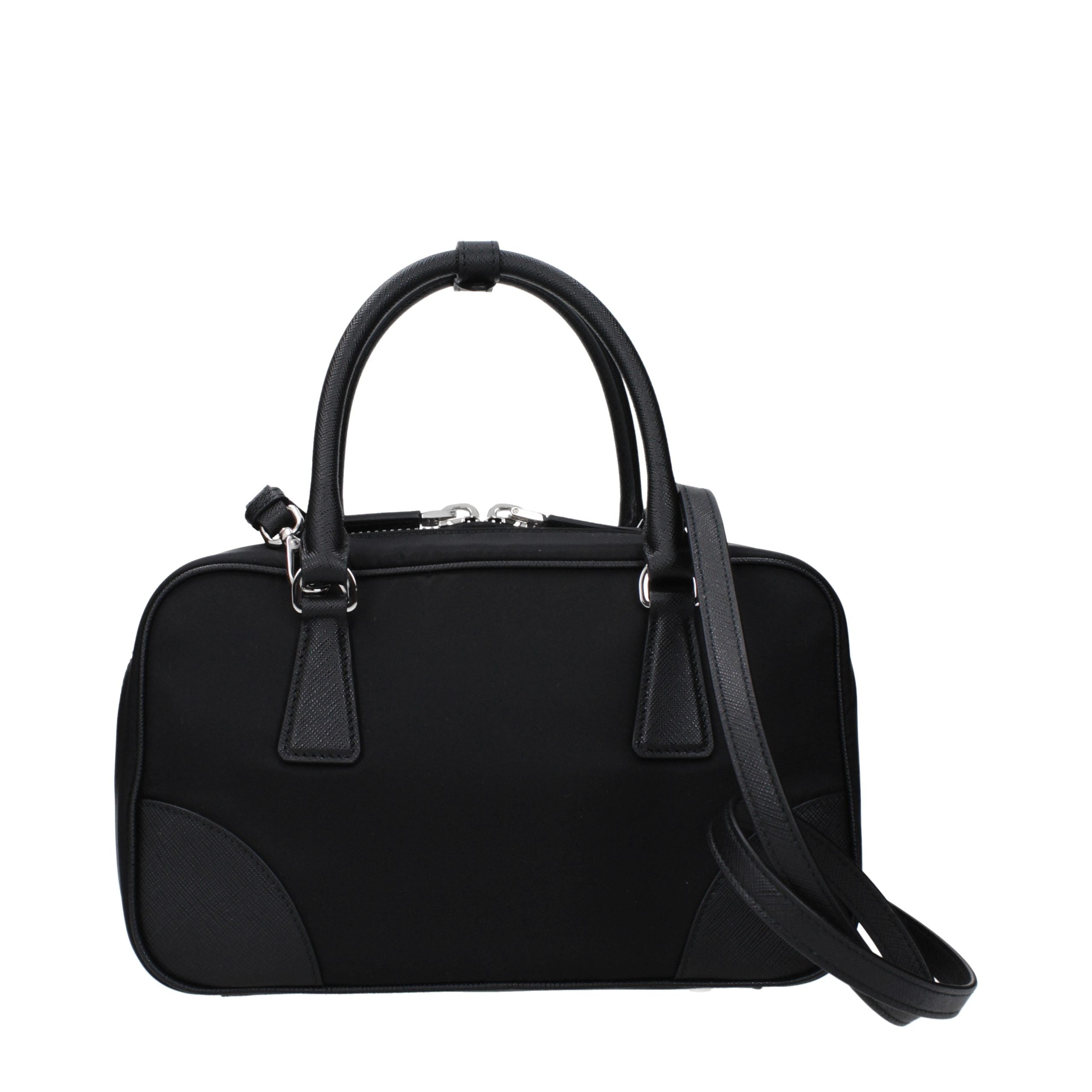 Sac à main Prada en tissu noir, élégant et moderne, avec détails sophistiqués, vue de face sur l'image.