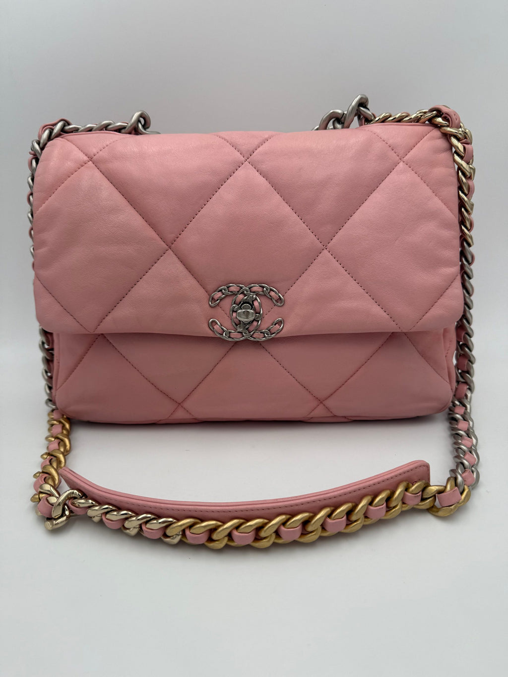 Sac à main Chanel 19 Medium rose, en cuir matelassé avec bandoulière en chaîne pour femme.