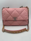 Sac à main Chanel 19 Medium rose, en cuir matelassé avec bandoulière en chaîne pour femme.