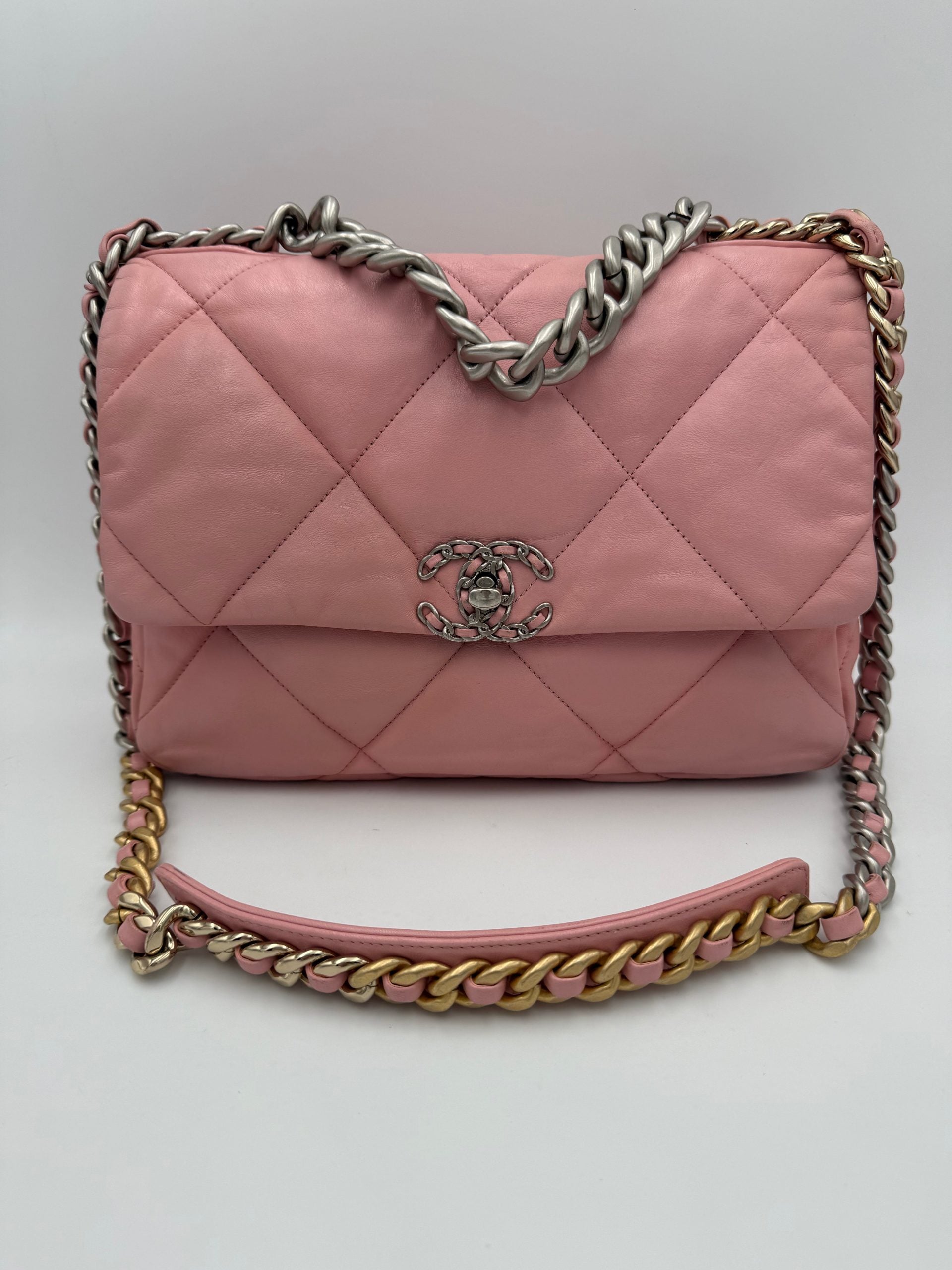 Sac à main Chanel 19 Medium rose, sac à main en cuir avec détails élégants, pour un style sophistiqué et tendance.