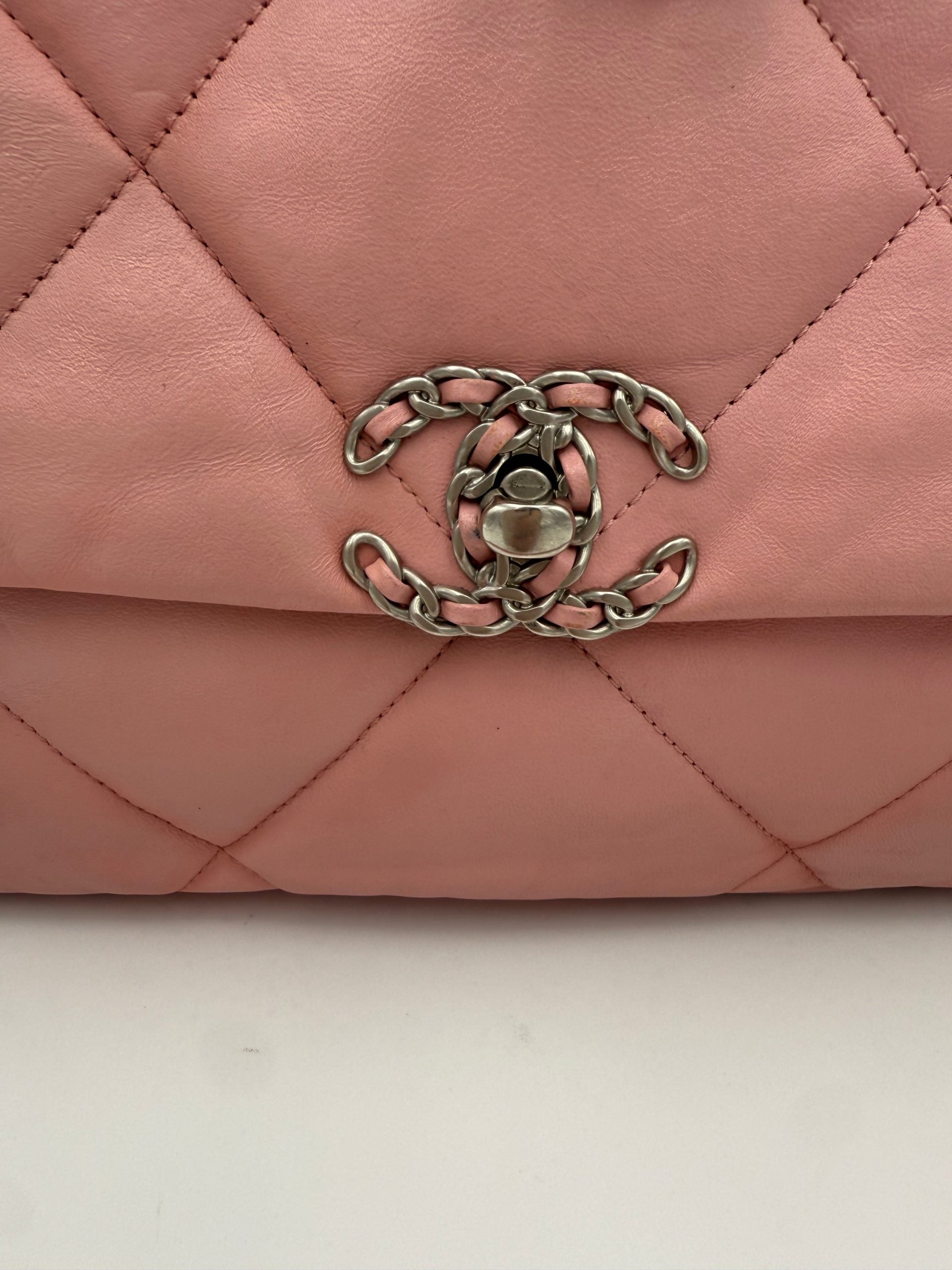 Sac à main Chanel 19 Moyen en rose, sac à main en cuir avec détails élégants, idéal pour un look sophistiqué.