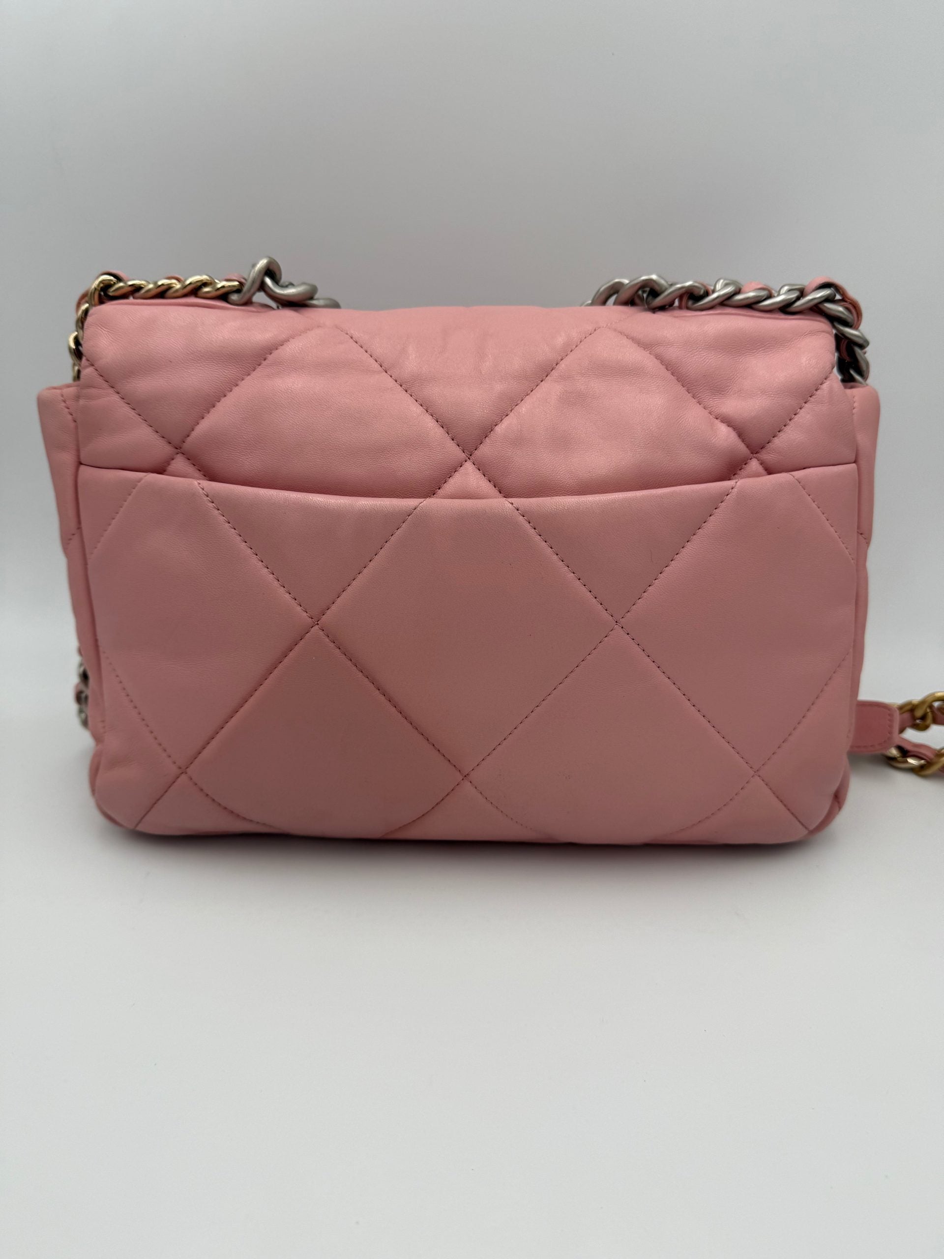 Sac à main Chanel 19 Medium Rose, élégant et en cuir, avec détails métalliques, idéal pour un look chic et sophistiqué.