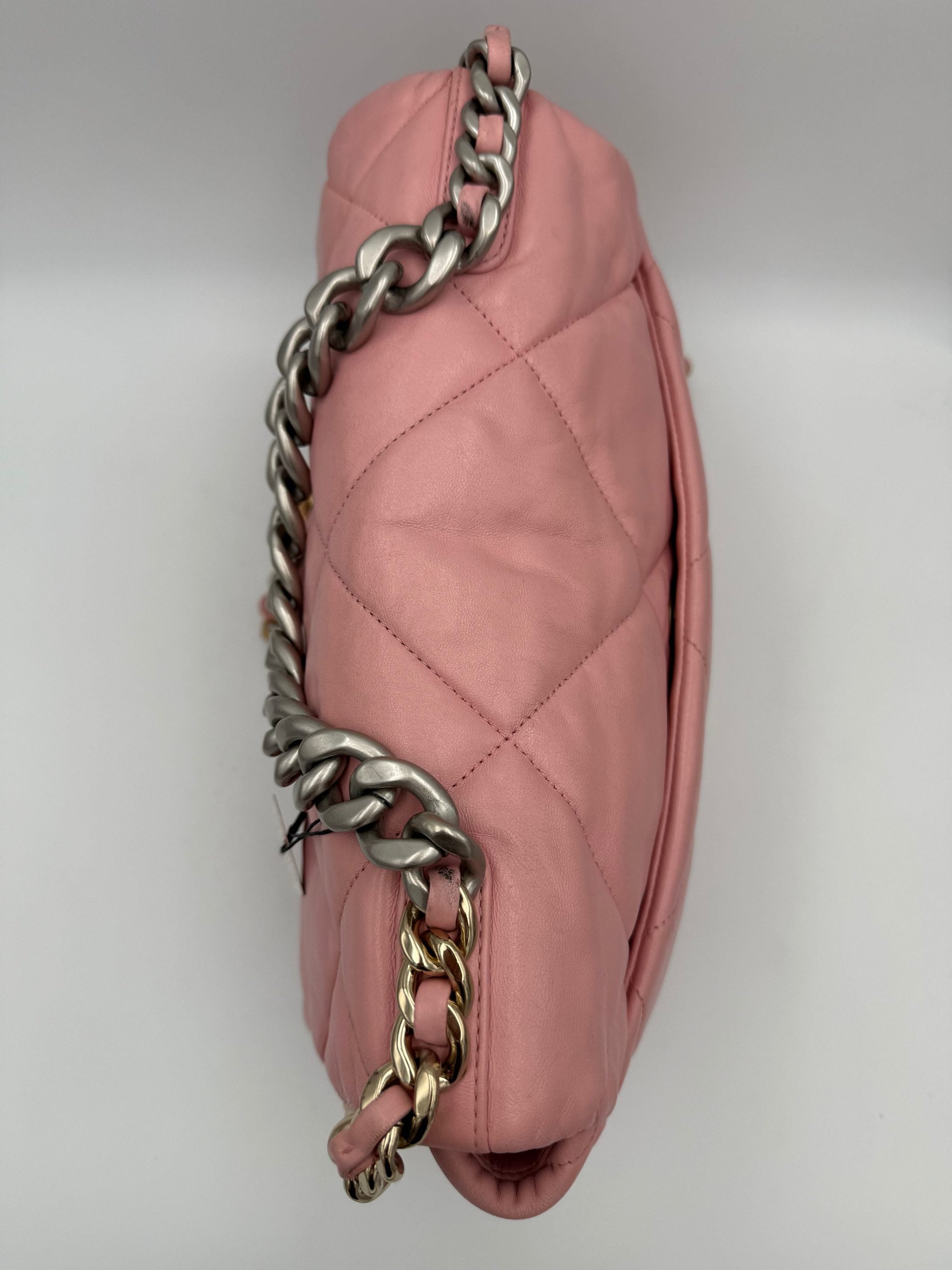 Sac à main Chanel 19 Medium Rose, élégant sac à main Chanel avec finition en cuir et détails sophistiqués.