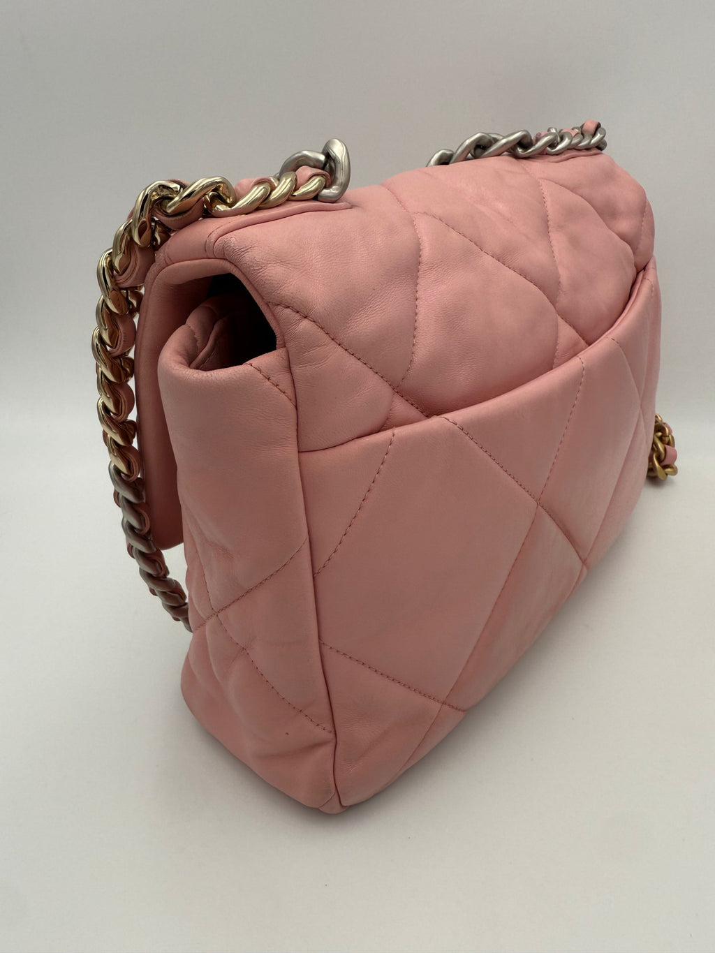 Sac à main Chanel CHANEL 19 moyen rose, en cuir avec détails métalliques, vue de face.