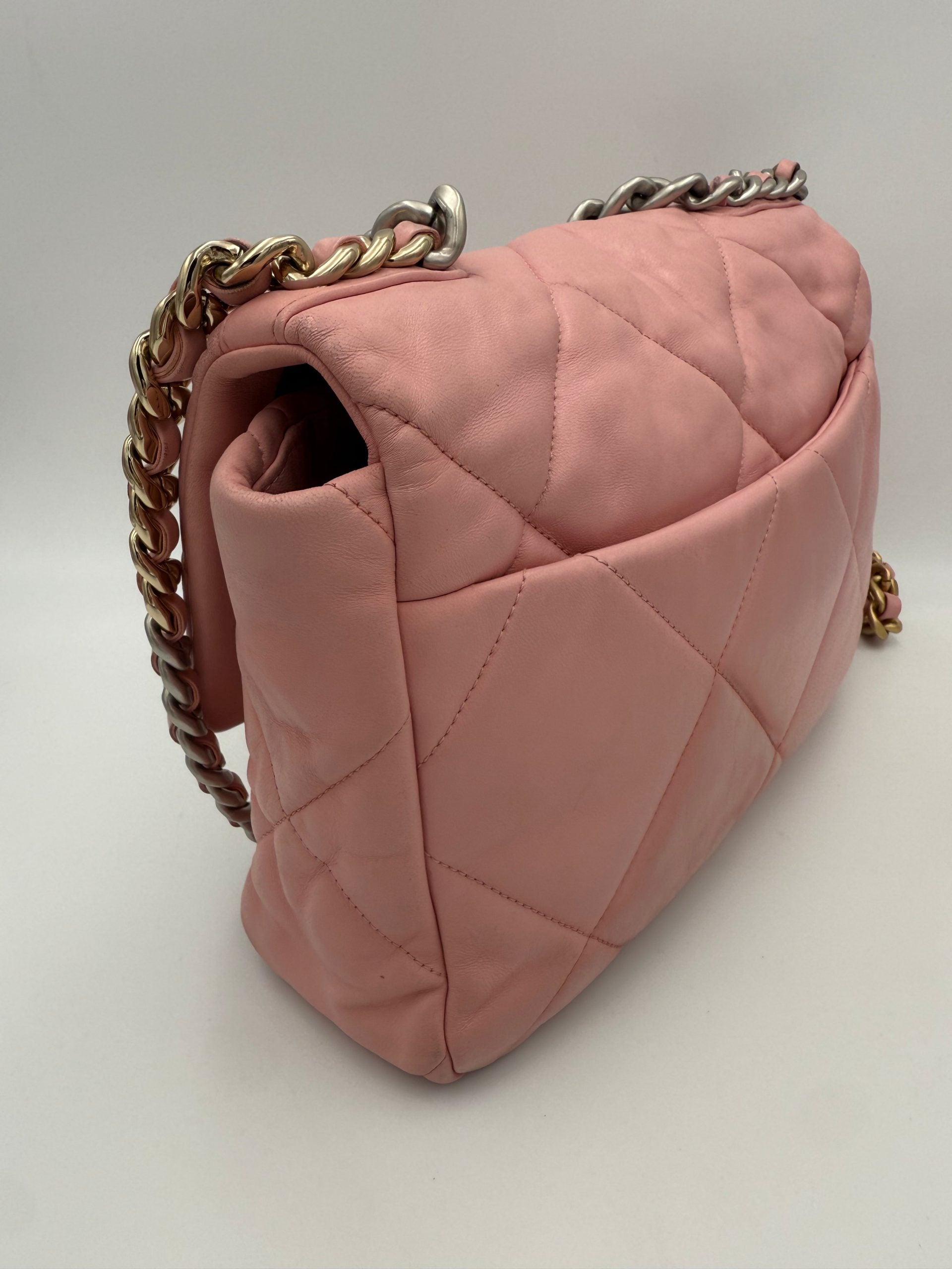Sac à main Chanel CHANEL 19 moyen rose, en cuir avec détails métalliques, vue de face.