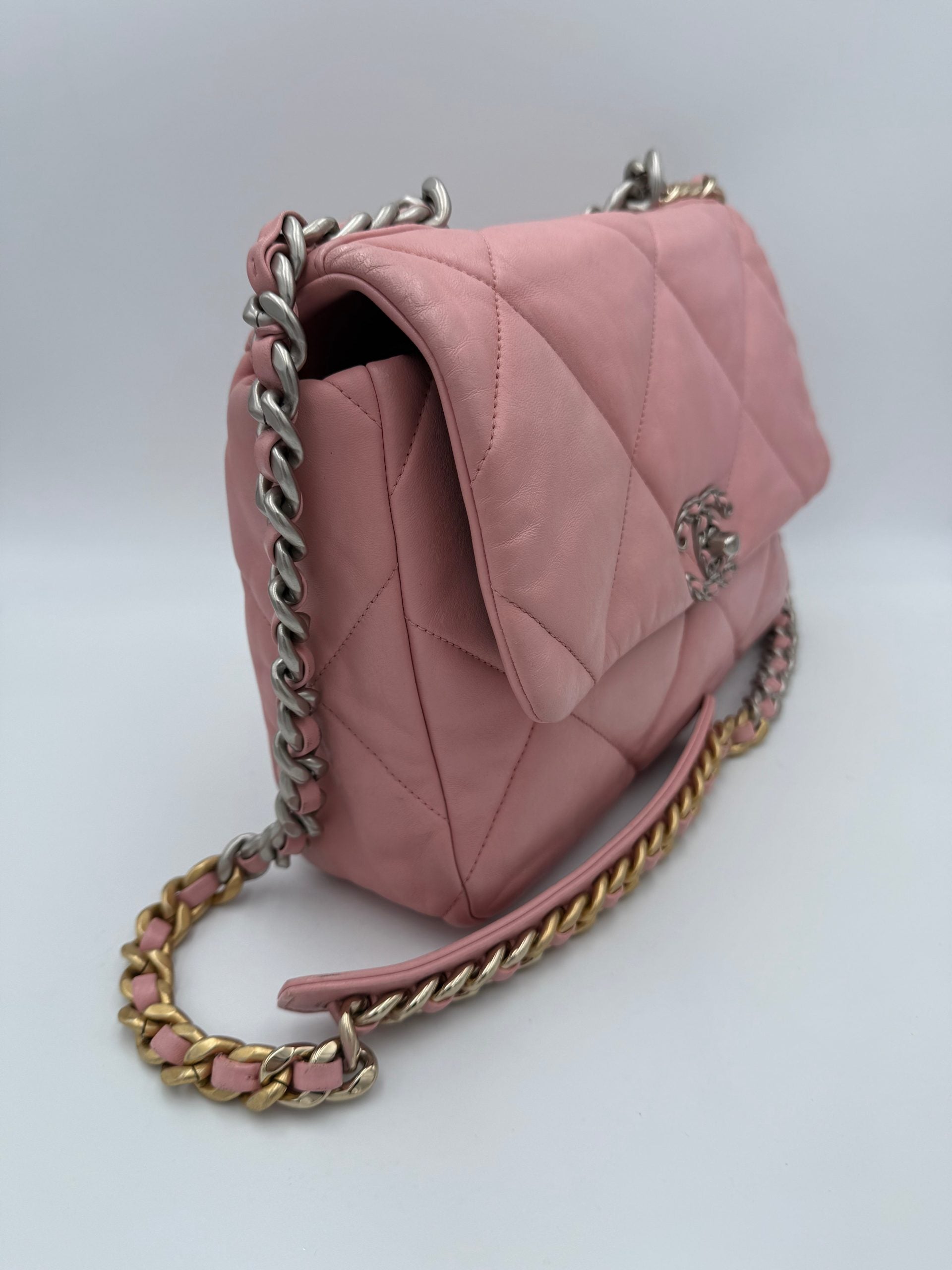 Sac à main moyen Chanel 19 en cuir rose, élégant et sophistiqué, avec détails métalliques, pour femme.