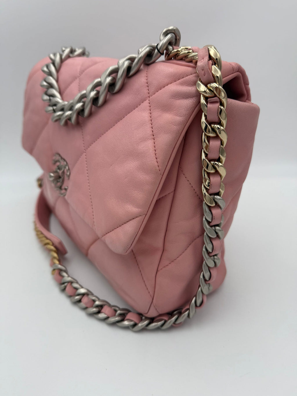 Sac à main Chanel 19 Medium rose, sac à main élégant en cuir avec chaîne, conçu par la marque Chanel.