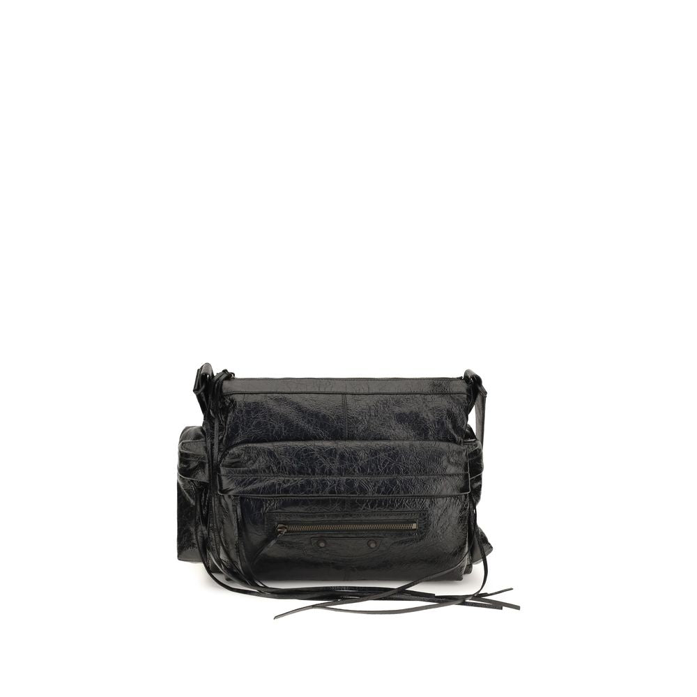 Sac à épaules Balenciaga en cuir d'agneau noir avec logo gravé, design élégant et moderne.