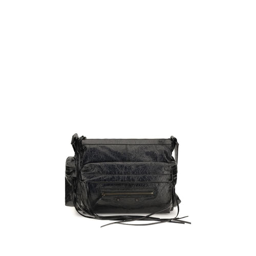 Sac à épaules Balenciaga en cuir d'agneau noir avec logo gravé, design élégant et moderne.