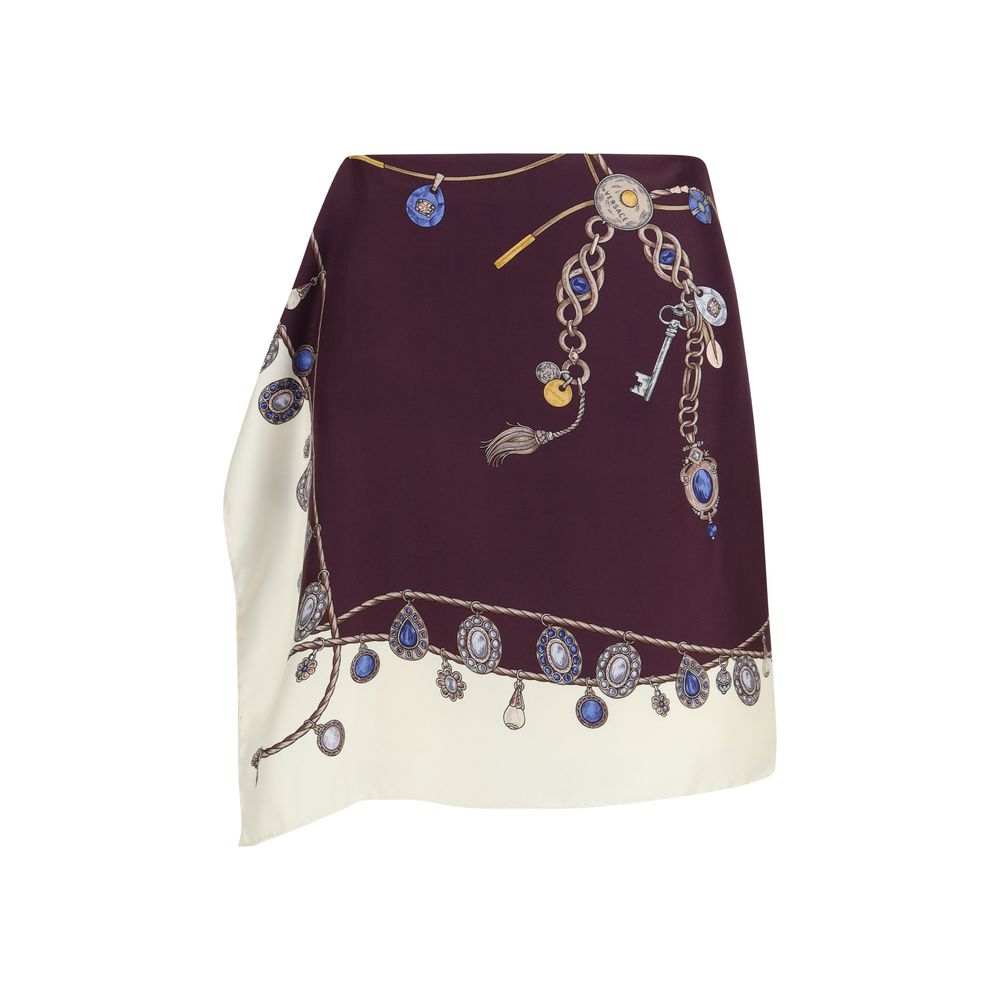 Jupe courte en soie bordeaux de Versace, style élégant avec logo Versace visible, portée décontractée ou chic.