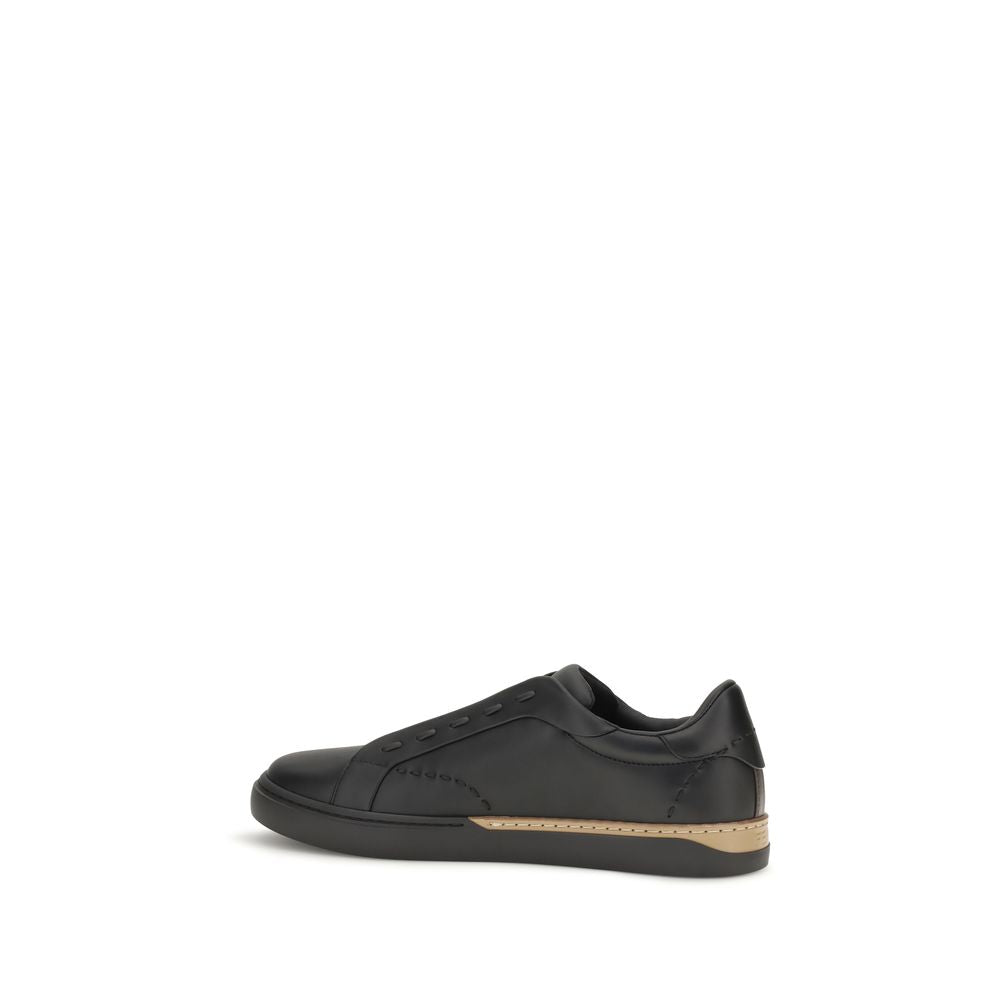 Sneakers Fendi Bos Taurus en cuir de veau noir, design élégant et moderne, vues de face avec détails de la marque.