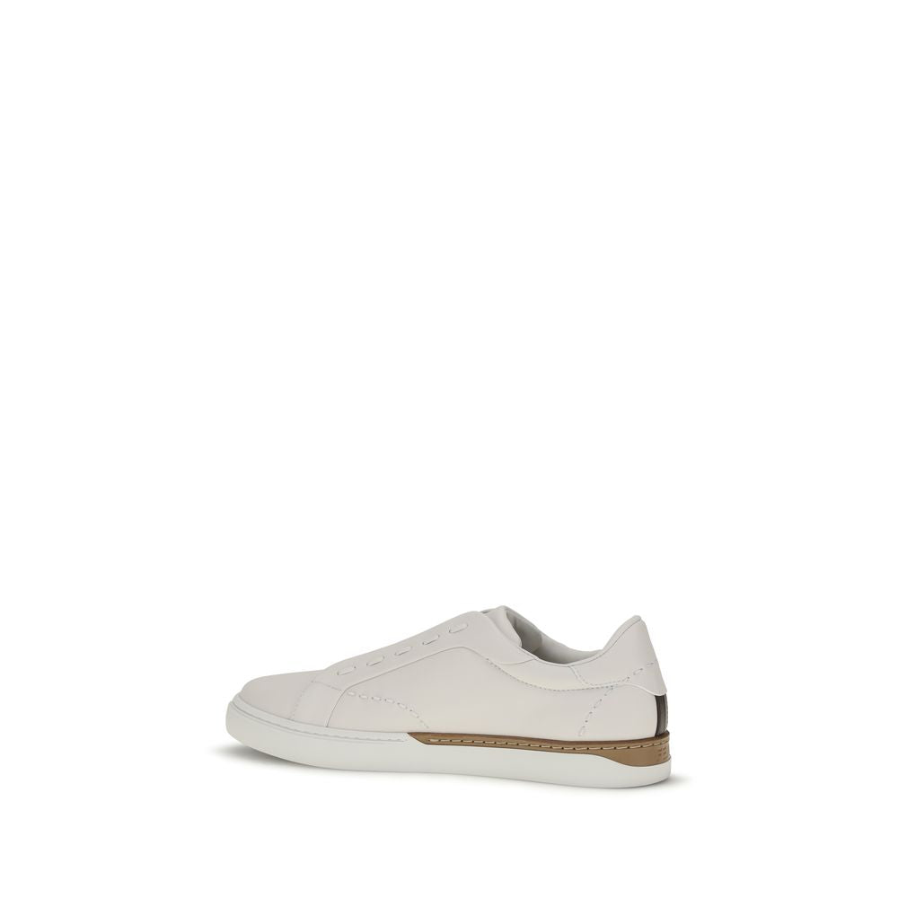 Sneakers basses Fendi en cuir de veau blanc Bos Taurus, style sportif élégant, vue de face avec détails de la marque.