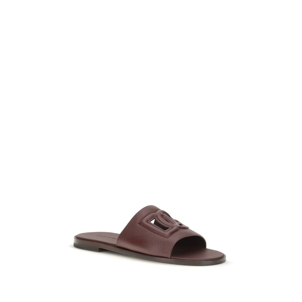 Sandales plates en cuir de veau marron Bos Taurus de Dolce & Gabbana, avec design élégant et confort.