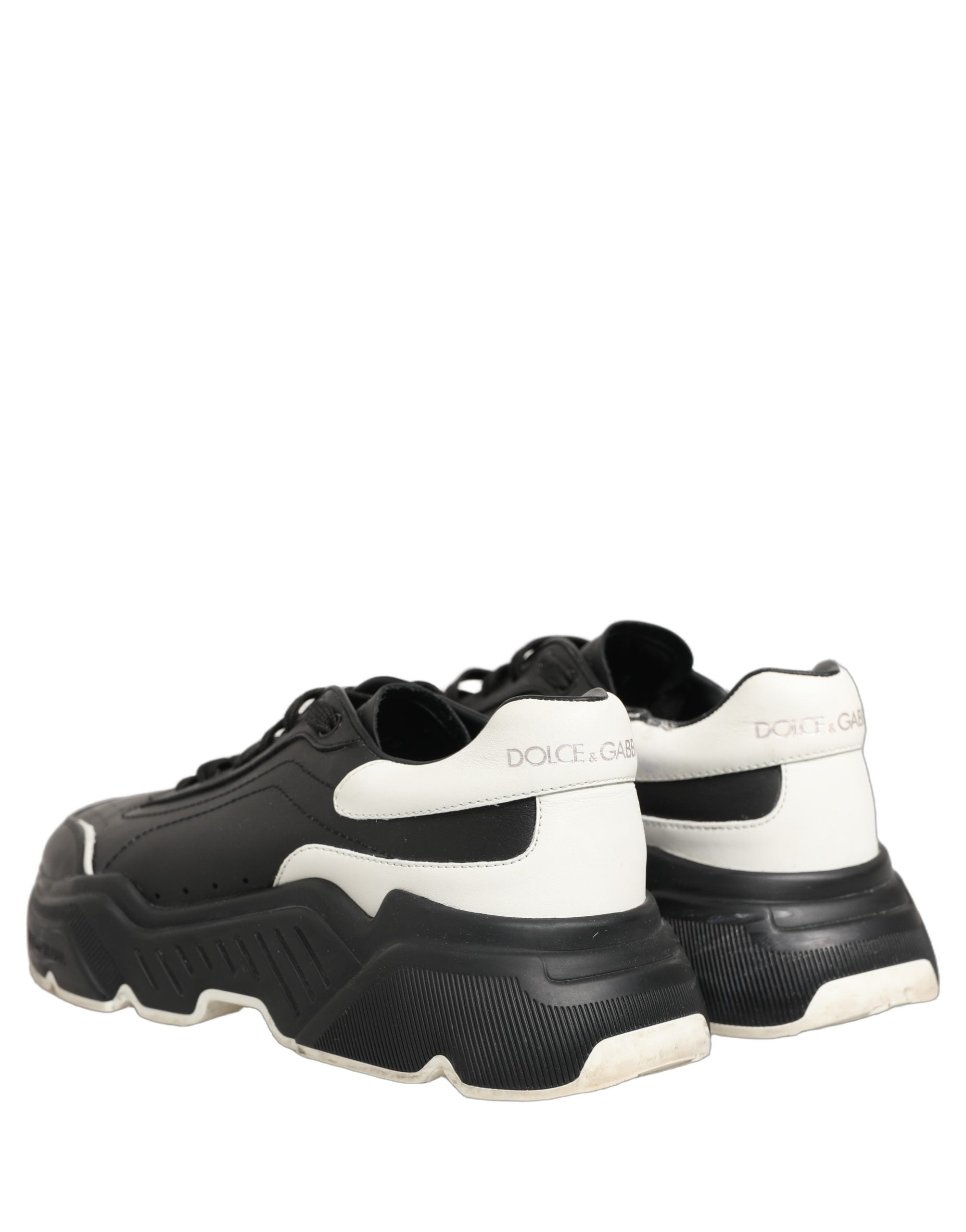 Chaussures basses Dolce & Gabbana Daymaster noires et blanches, sneakers tendance en cuir avec logo sur le côté.