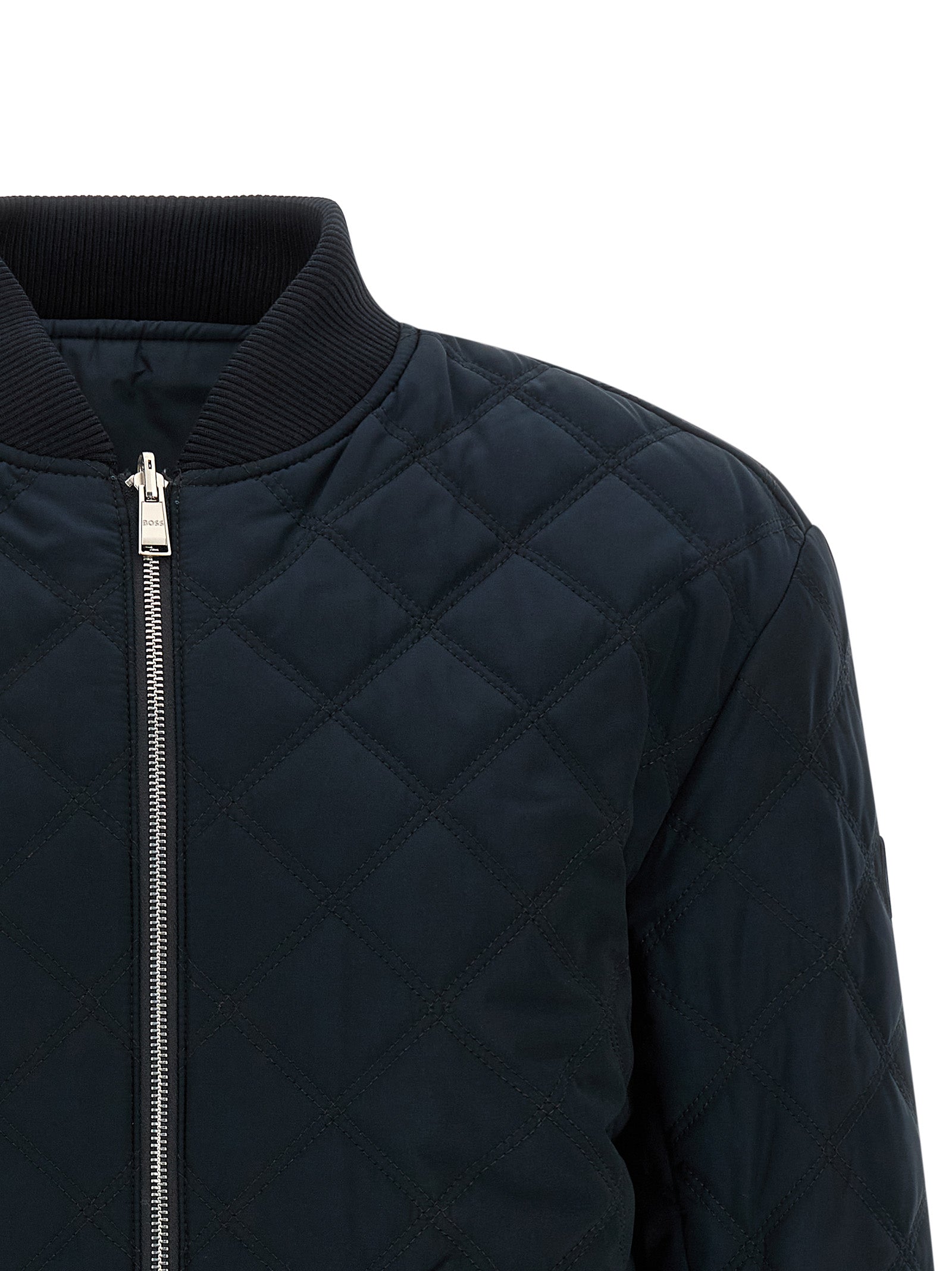 Veste bomber en polyester bleu de la marque Hugo Boss, visible avec détails de style moderne et design élégant.