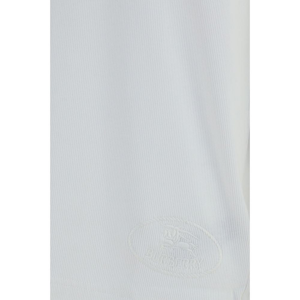 T-shirt blanc en coton à manches longues de Burberry, style élégant avec logo discret, porté dans un cadre simple.