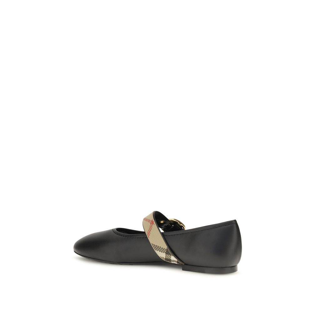 Chaussures ballerines en cuir noir Calf Bos Taurus de Burberry, élégantes et confortables, sur un fond neutre.