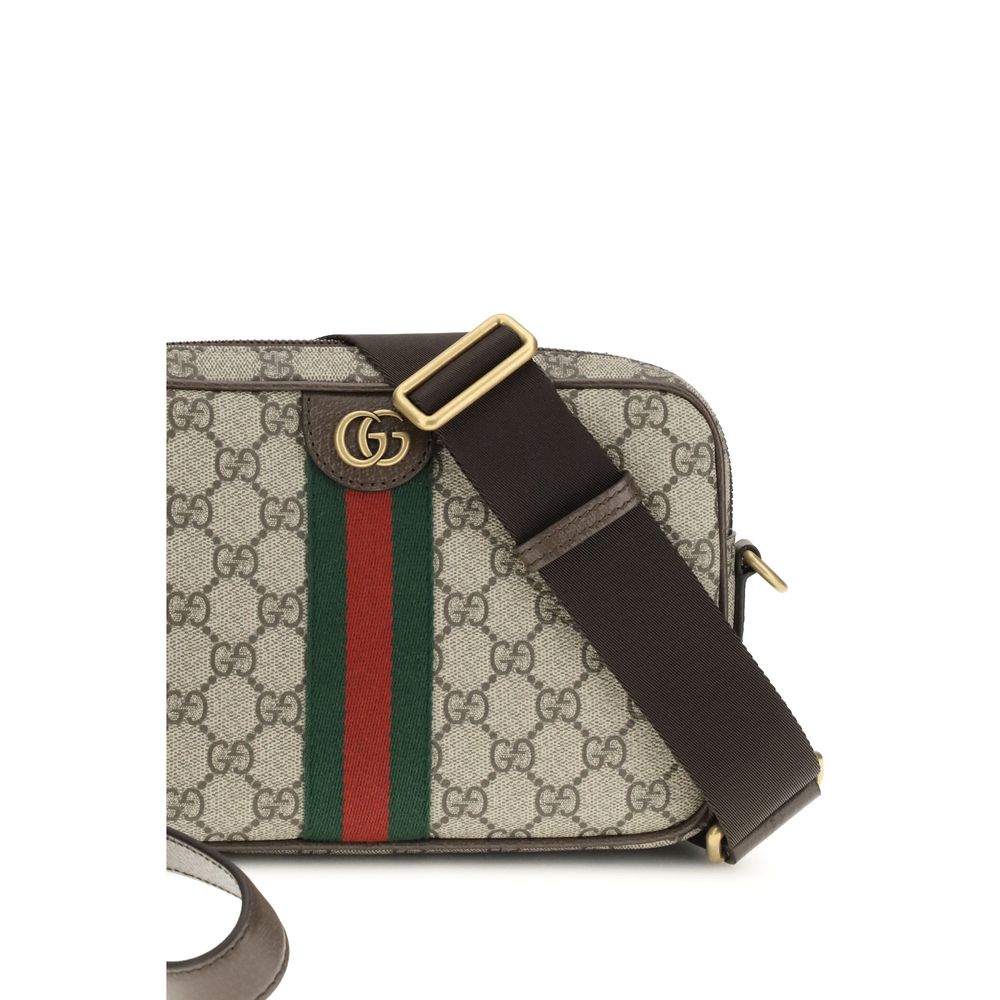 Sac bandoulière en polyéthylène multicolore de Gucci, avec logo Gucci visible sur la surface.