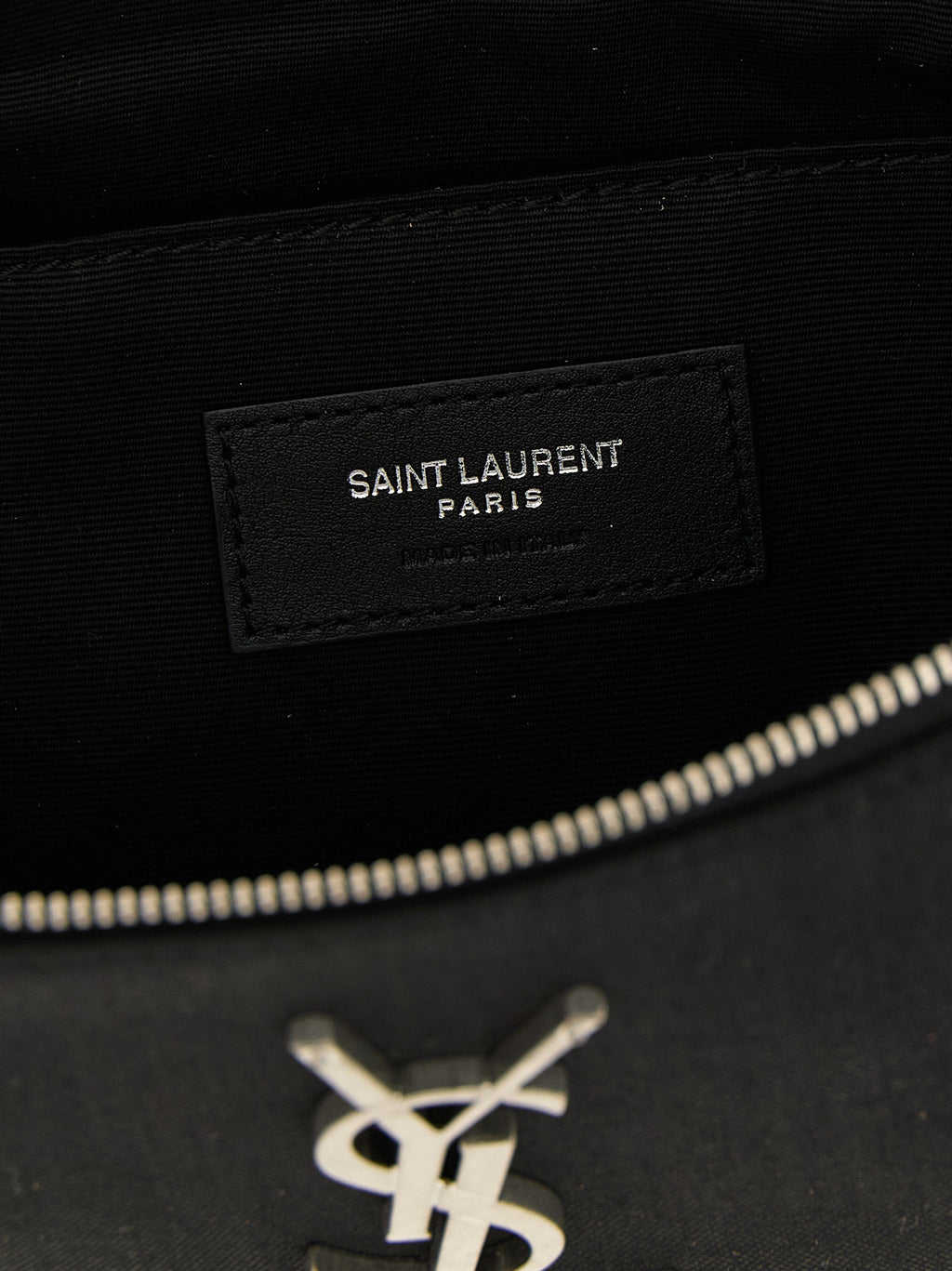 Sac à bandoulière en cuir d'agneau noir de Saint Laurent, élégant et sophistiqué, avec détails en métal et finition raffinée.
