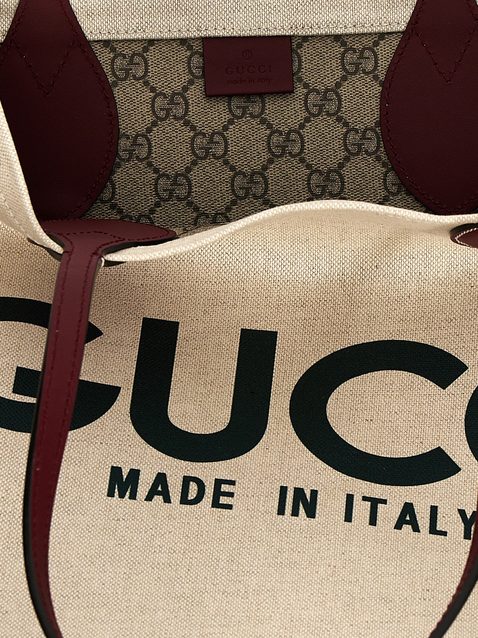 Sac tote en polyéthylène beige de Gucci, design spacieux et élégant, avec logo Gucci visible sur le devant.