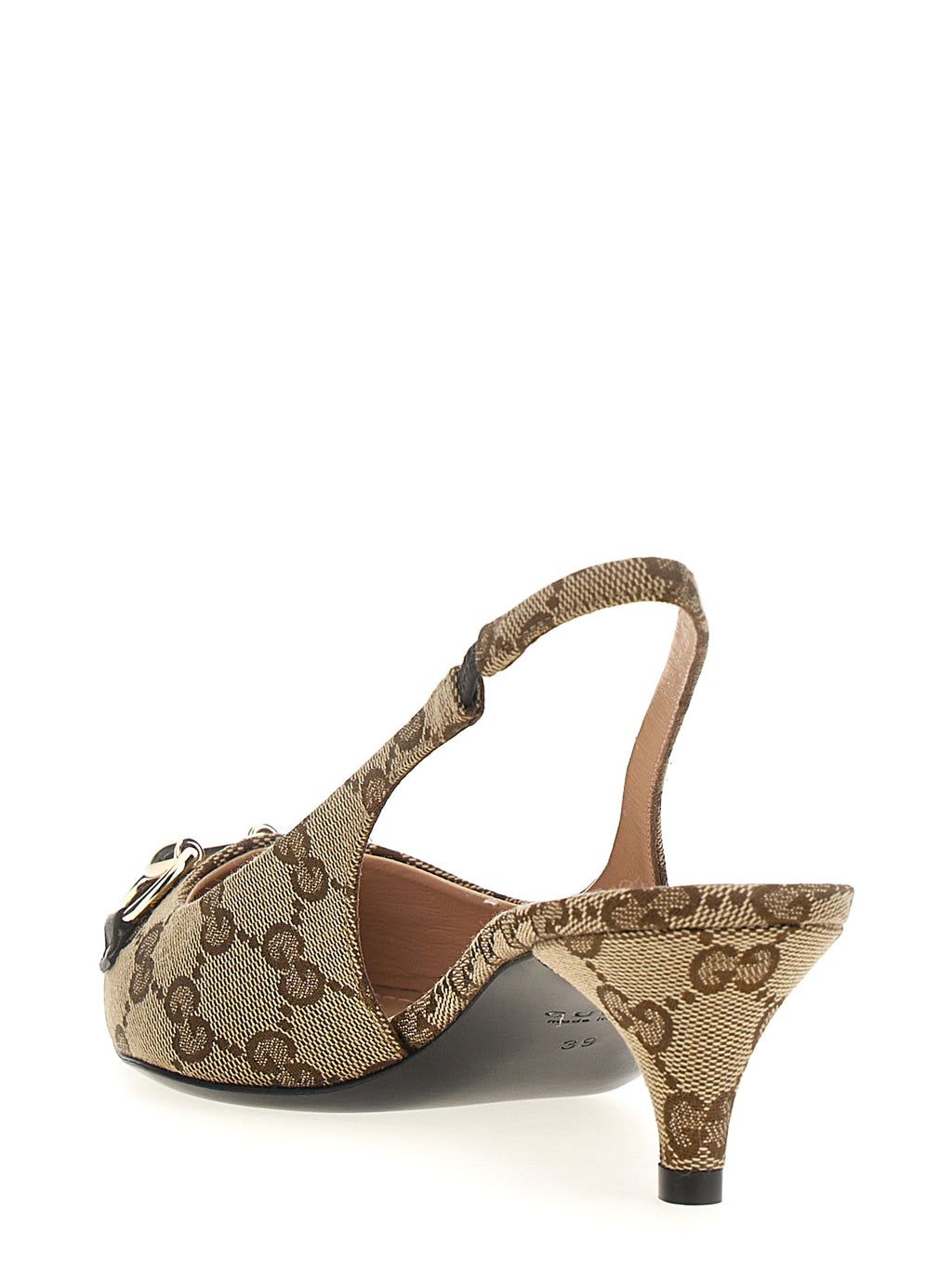 Pompes Gucci en polyester beige à talon moyen, élégantes et sophistiquées, visibles en gros plan sur une surface claire.