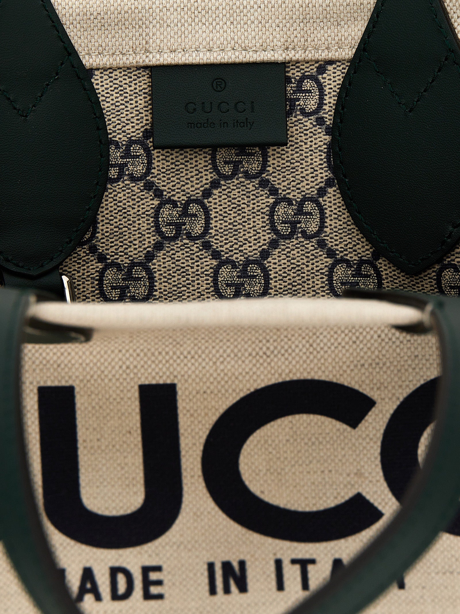 Sac à main Gucci en polyéthylène multicolore avec poignées, design élégant et moderne, pour un style distinctif et tendance.
