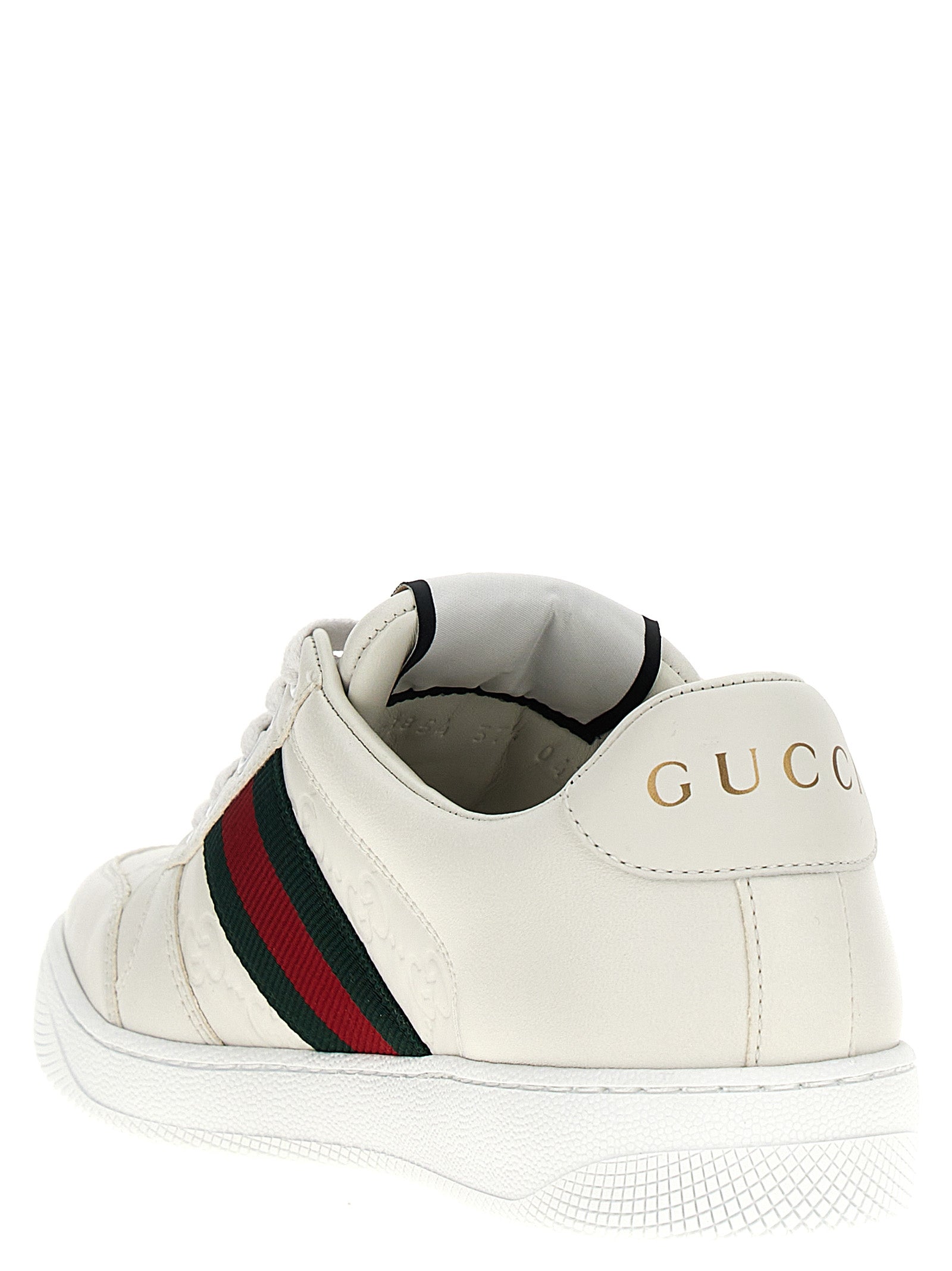 Chaussures Gucci en cuir d'agneau blanc, baskets basses pour homme, design élégant et finition de qualité visible sur l'image.