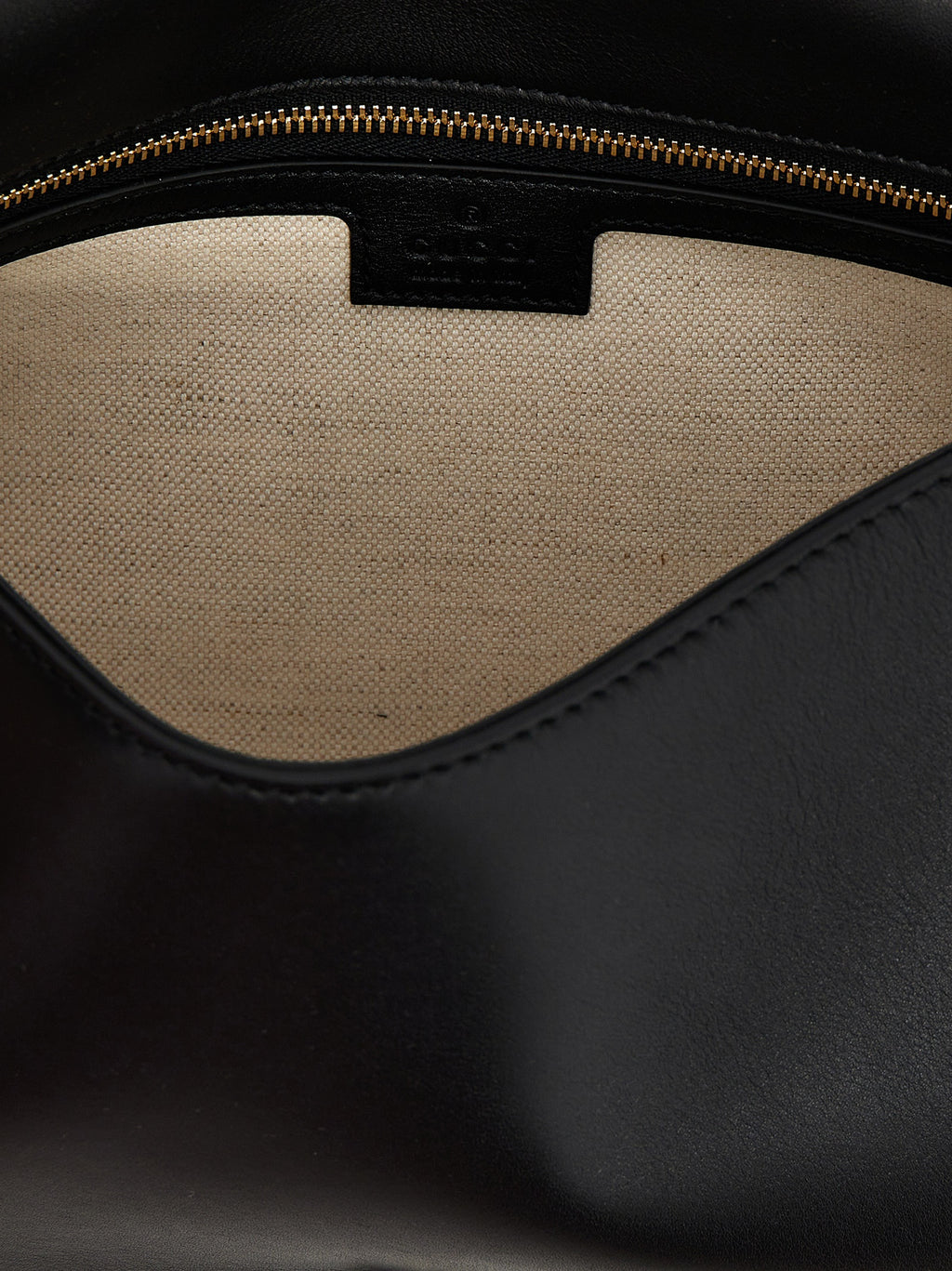 Sac à main Gucci en cuir de veau noir, élégant et sophistiqué, avec détails raffinés visibles sur l'image.