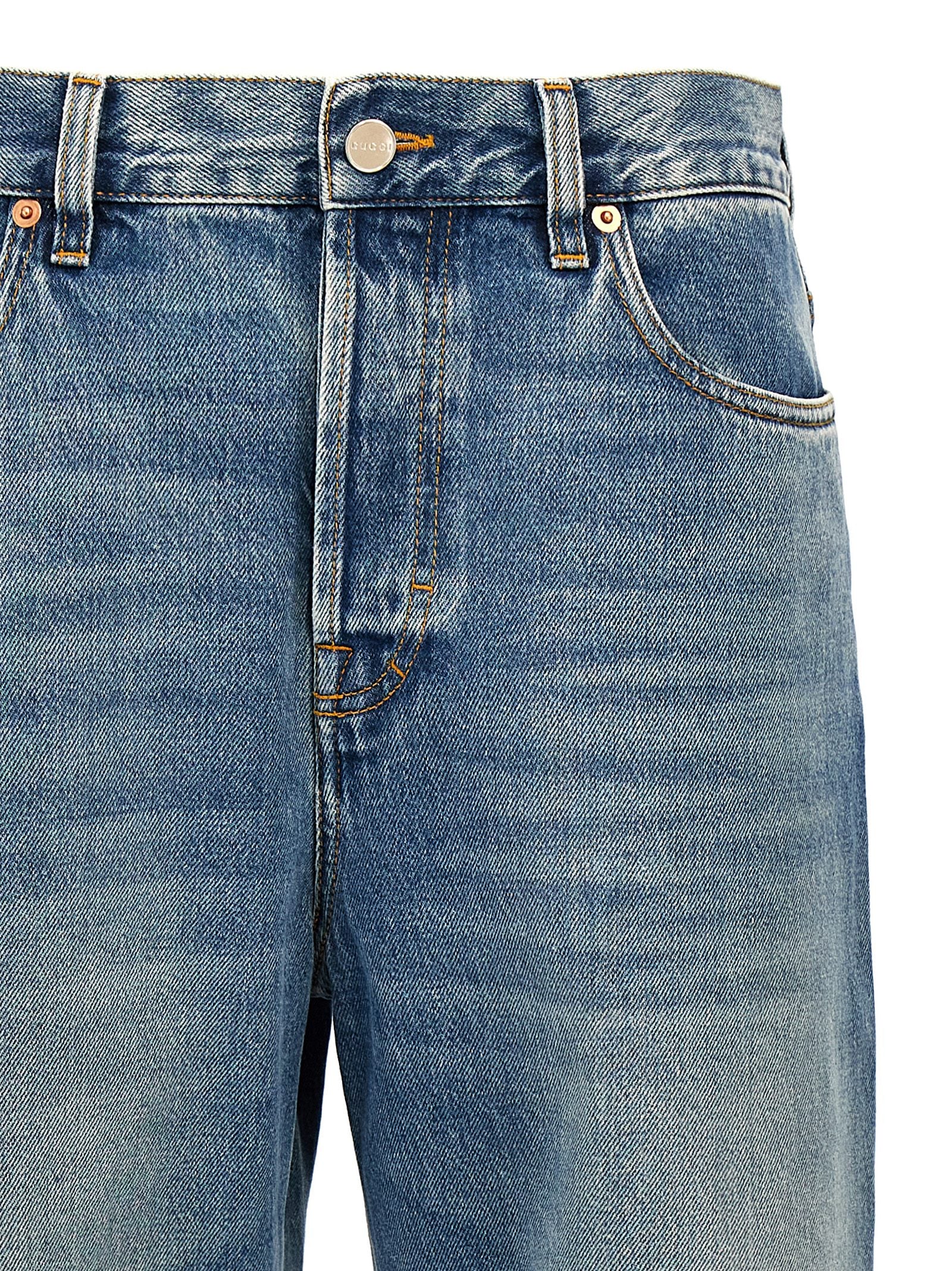 Jeans boyfriend en coton bleu de Gucci, coupe décontractée, détails modernes, mode tendance pour homme ou femme.