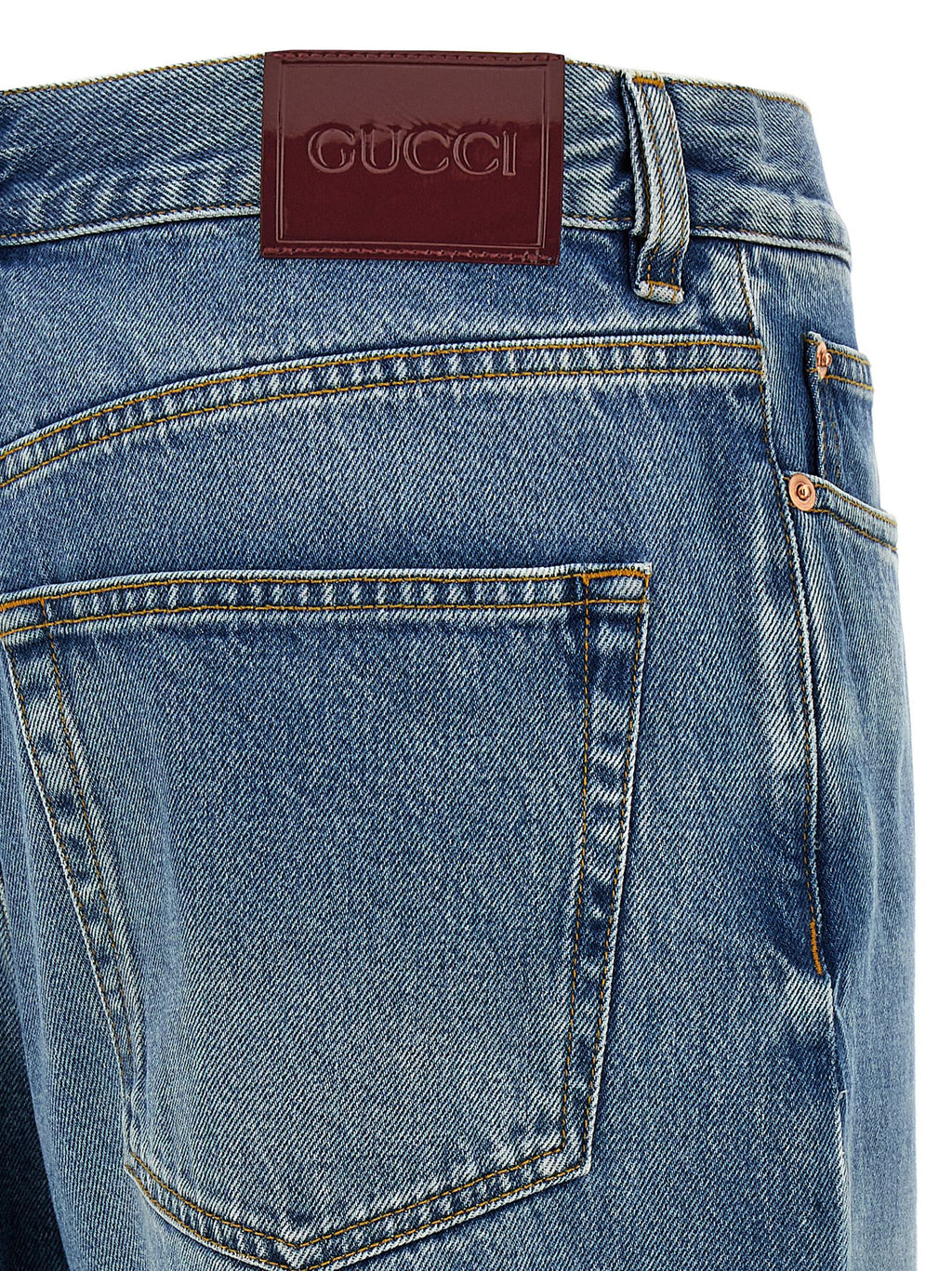 Jeans boyfriend en coton bleu Gucci, denim décontracté avec coupe ample et détails classiques, vue de face.
