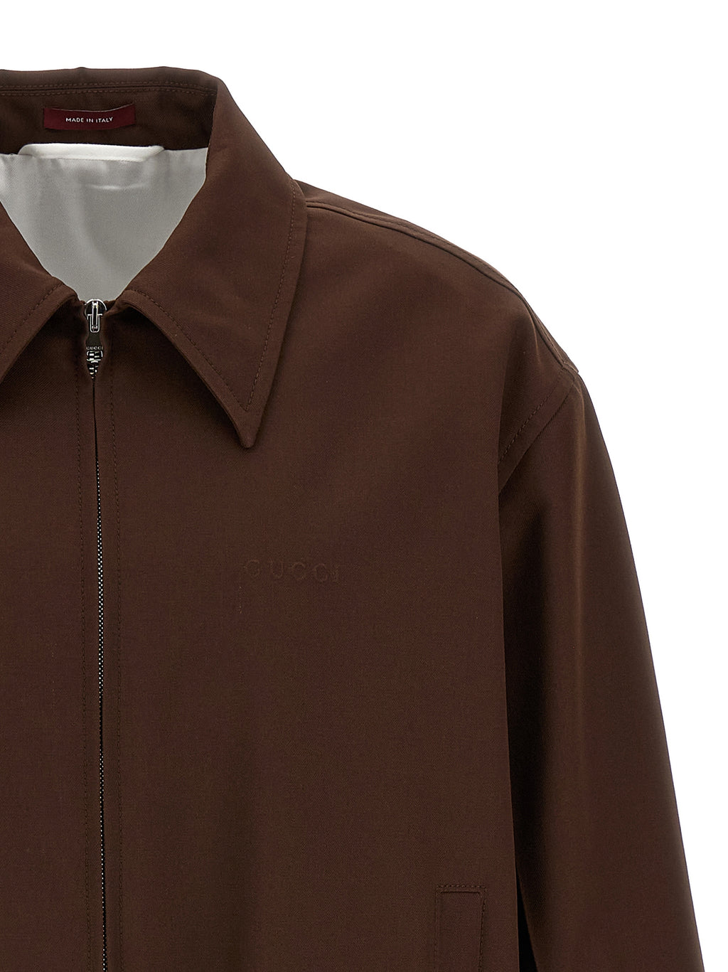 Veste longue en laine marron Gucci, style élégant, avec détails sophistiqués, portée sur une mannequin.