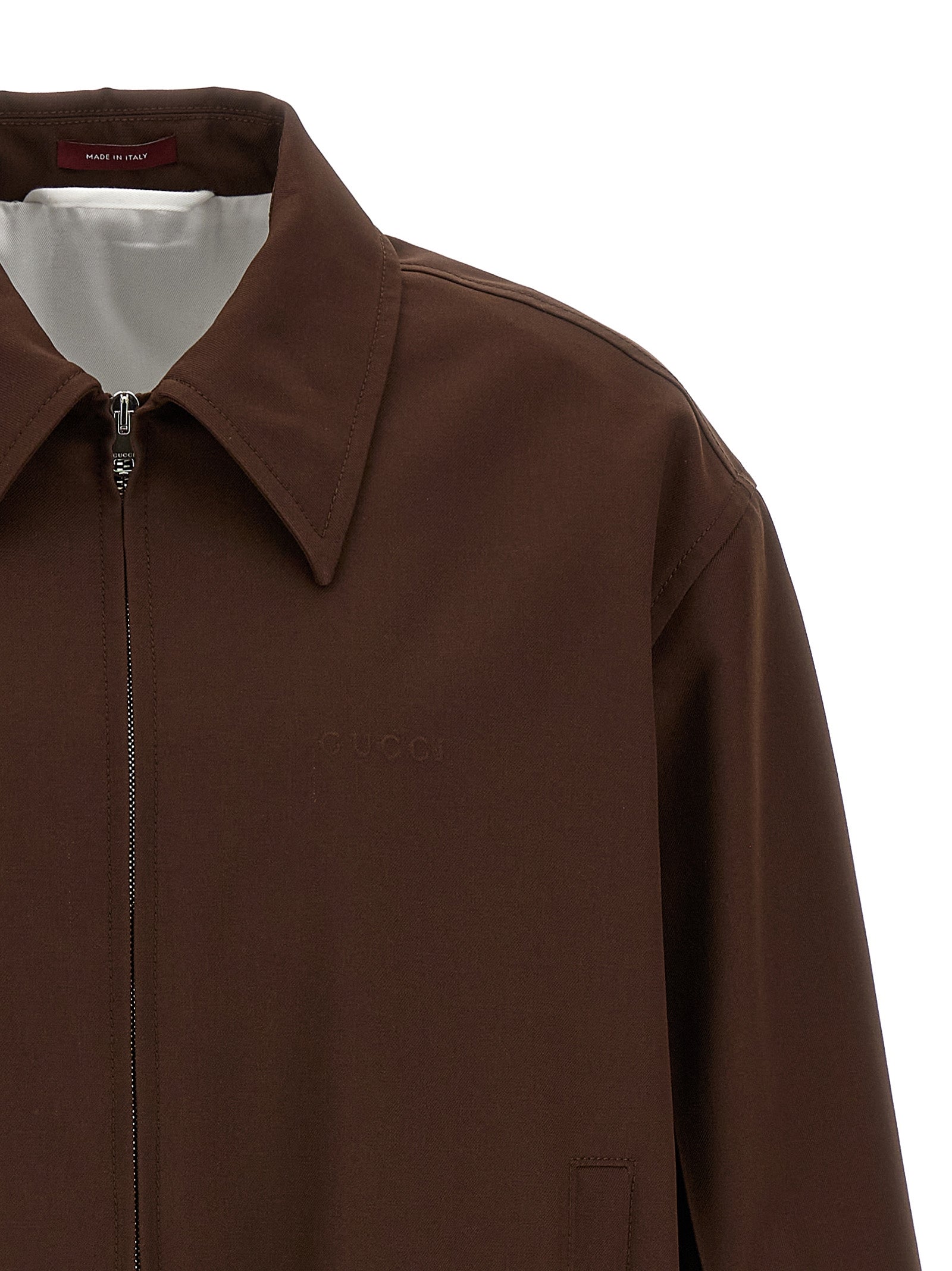 Veste longue en laine marron Gucci, style élégant, avec détails sophistiqués, portée sur une mannequin.