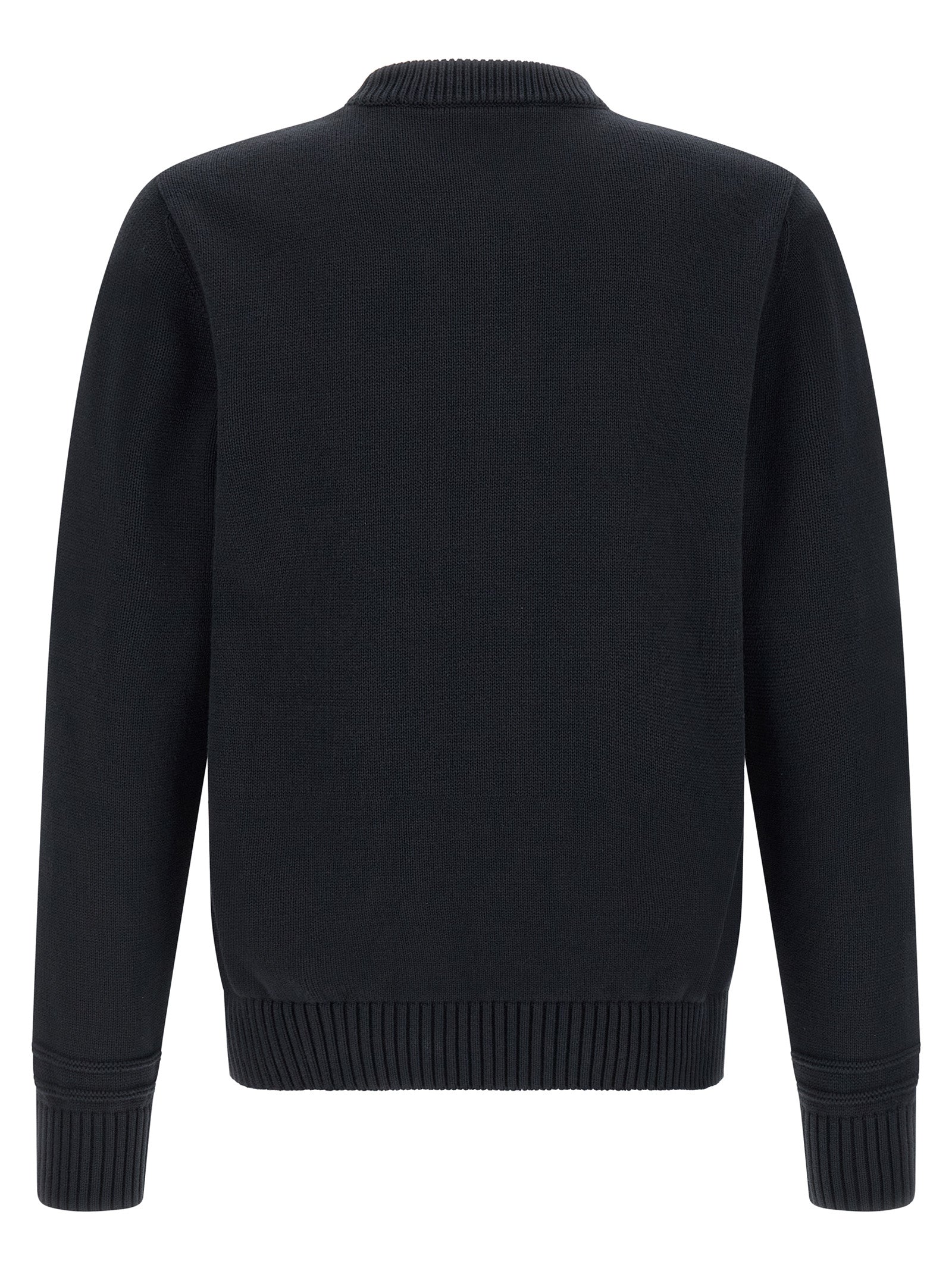 Cardigan en coton bleu Gucci, doux et léger, avec détails élégants, porté par un mannequin.