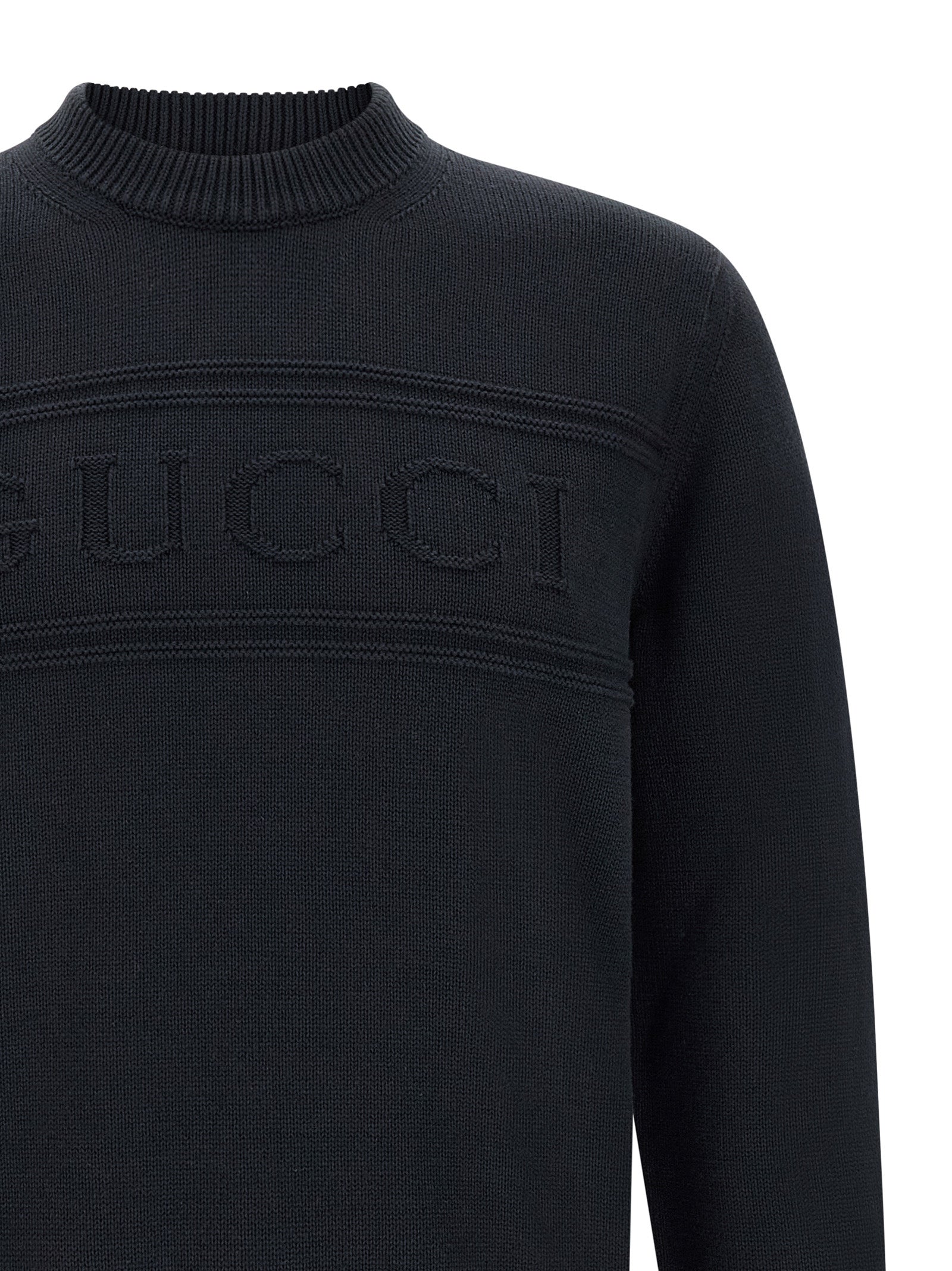 Cardigan en coton bleu Gucci, détail visible, porté sur un mannequin, mode élégante et décontractée.