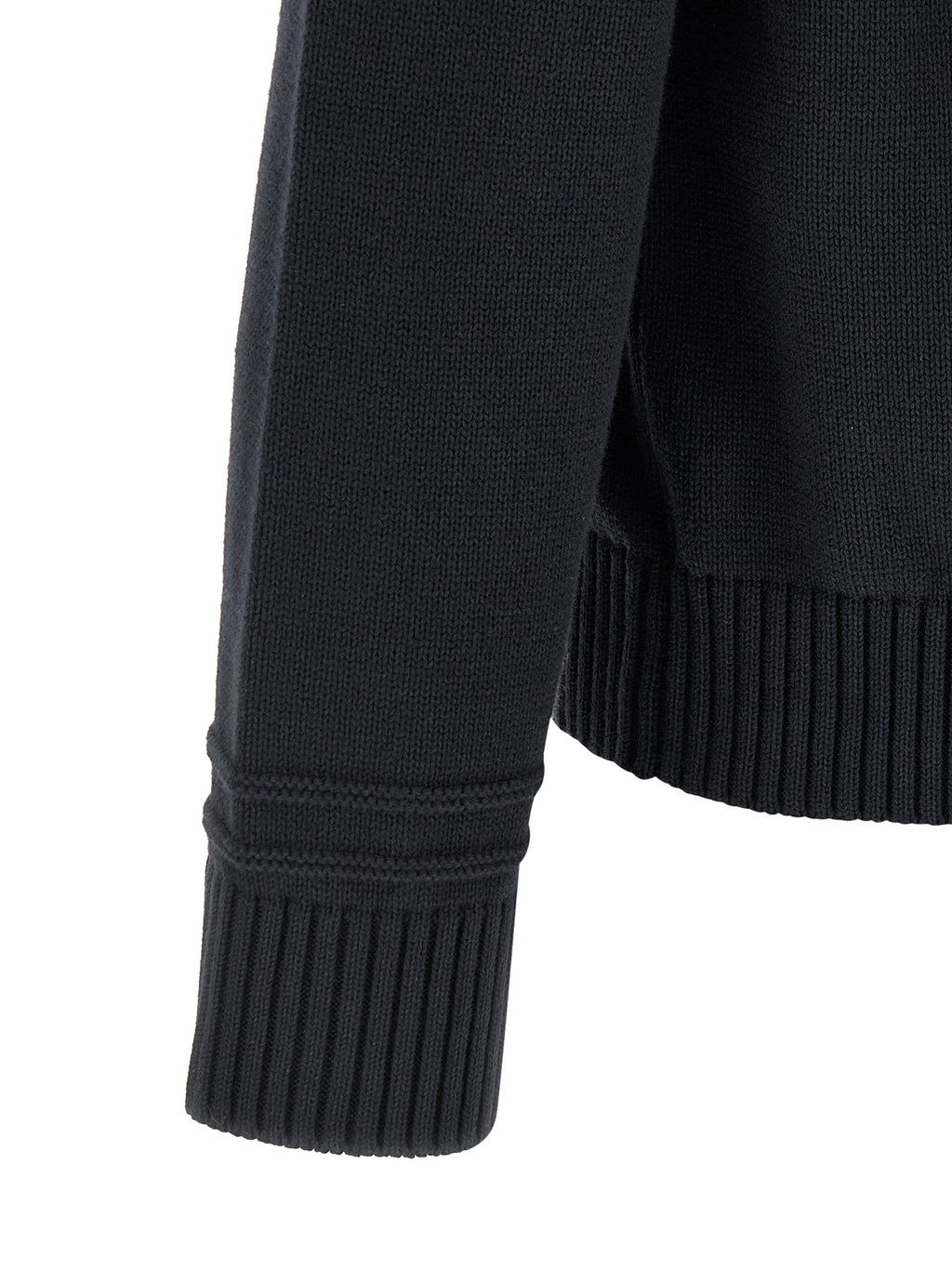 Cardigan en coton bleu de Gucci, porté, avec détails de style élégant et logo Gucci visible sur la pièce.