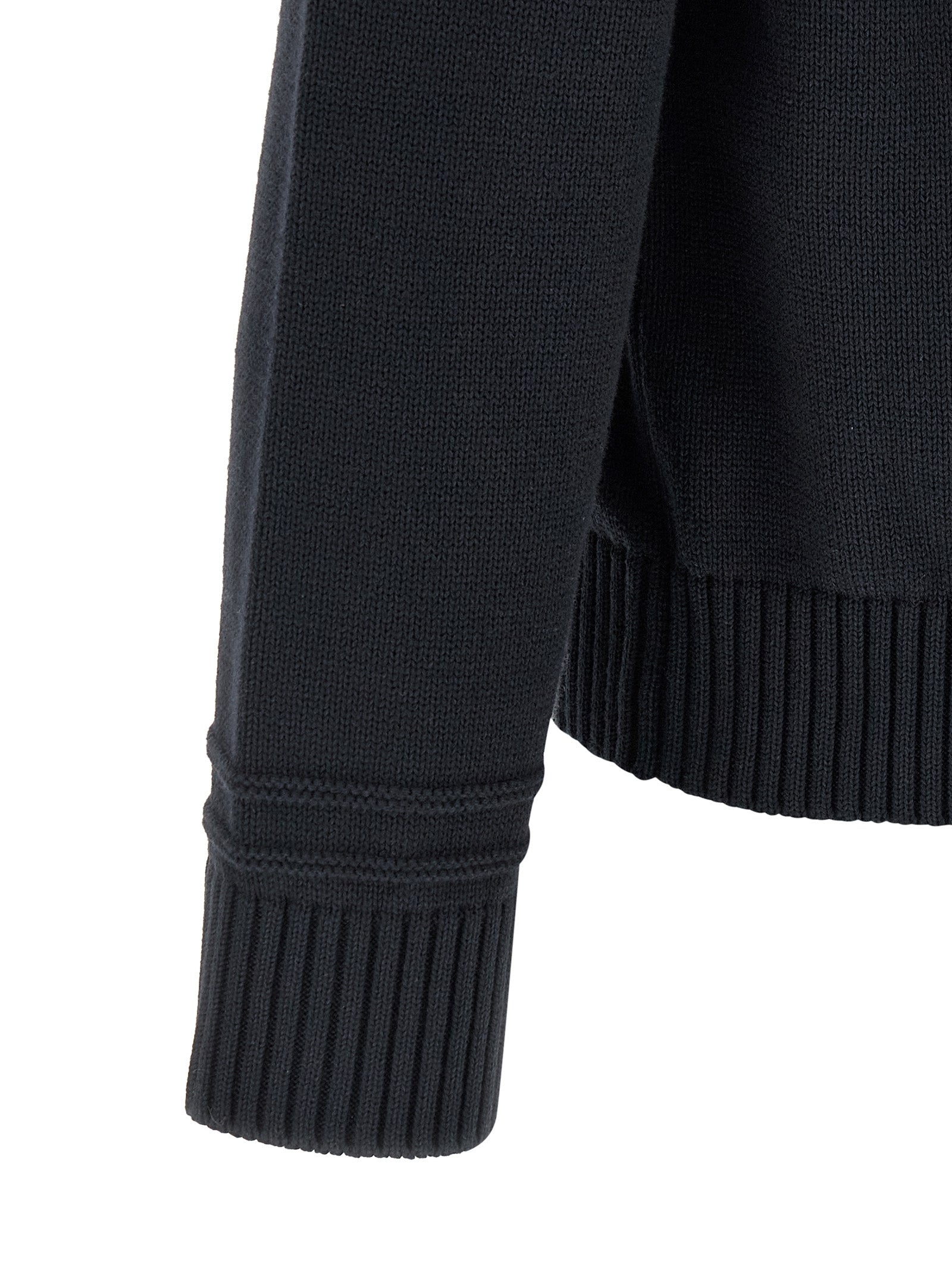 Cardigan en coton bleu de Gucci, porté, avec détails de style élégant et logo Gucci visible sur la pièce.