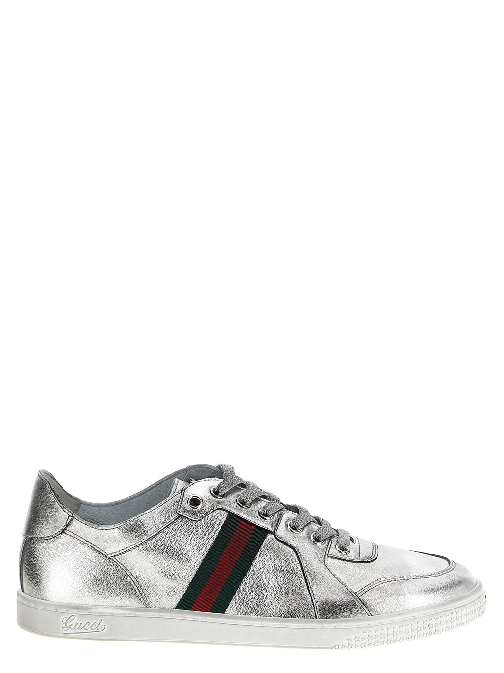Chaussures de sport Gucci en cuir d'agneau argenté, baskets athlétiques élégantes avec détails modernes.