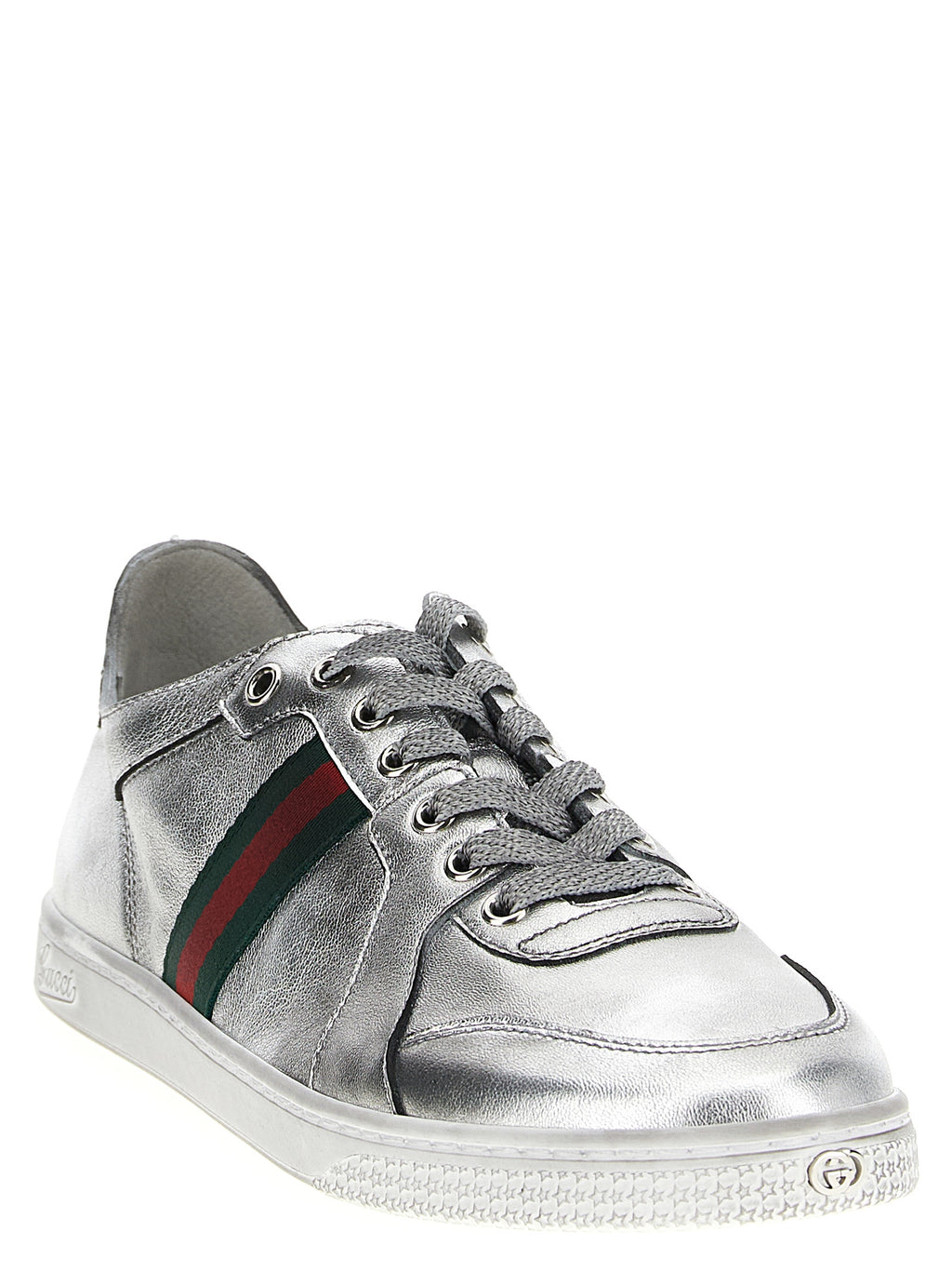 Sneakers sport en cuir d'agneau argenté de Gucci, chaussures athlétiques élégantes avec logo Gucci visible.