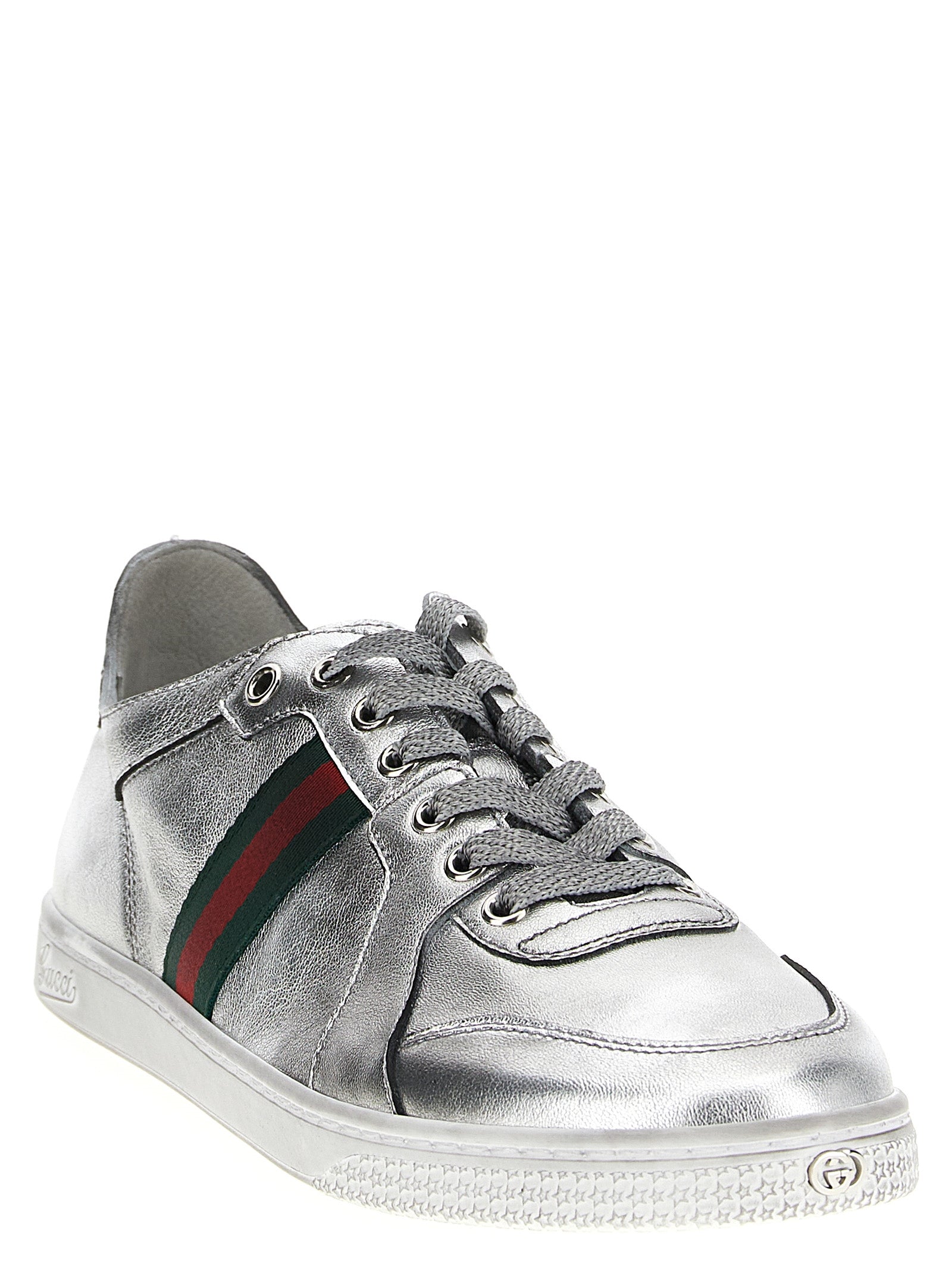 Sneakers sport en cuir d'agneau argenté de Gucci, chaussures athlétiques élégantes avec logo Gucci visible.
