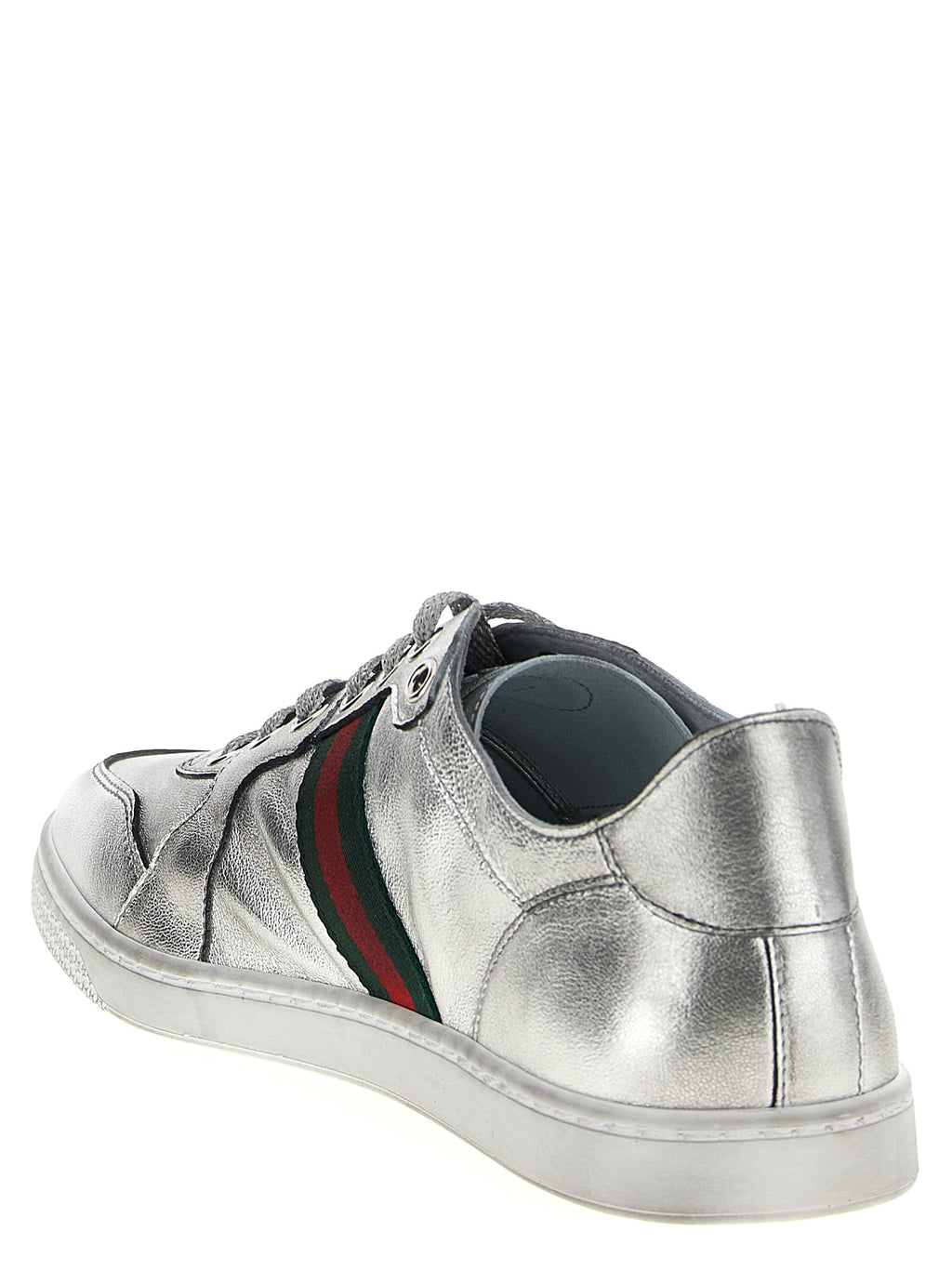 Chaussures de sport Gucci en cuir d'agneau argenté, baskets athlétiques élégantes avec détails modernes.