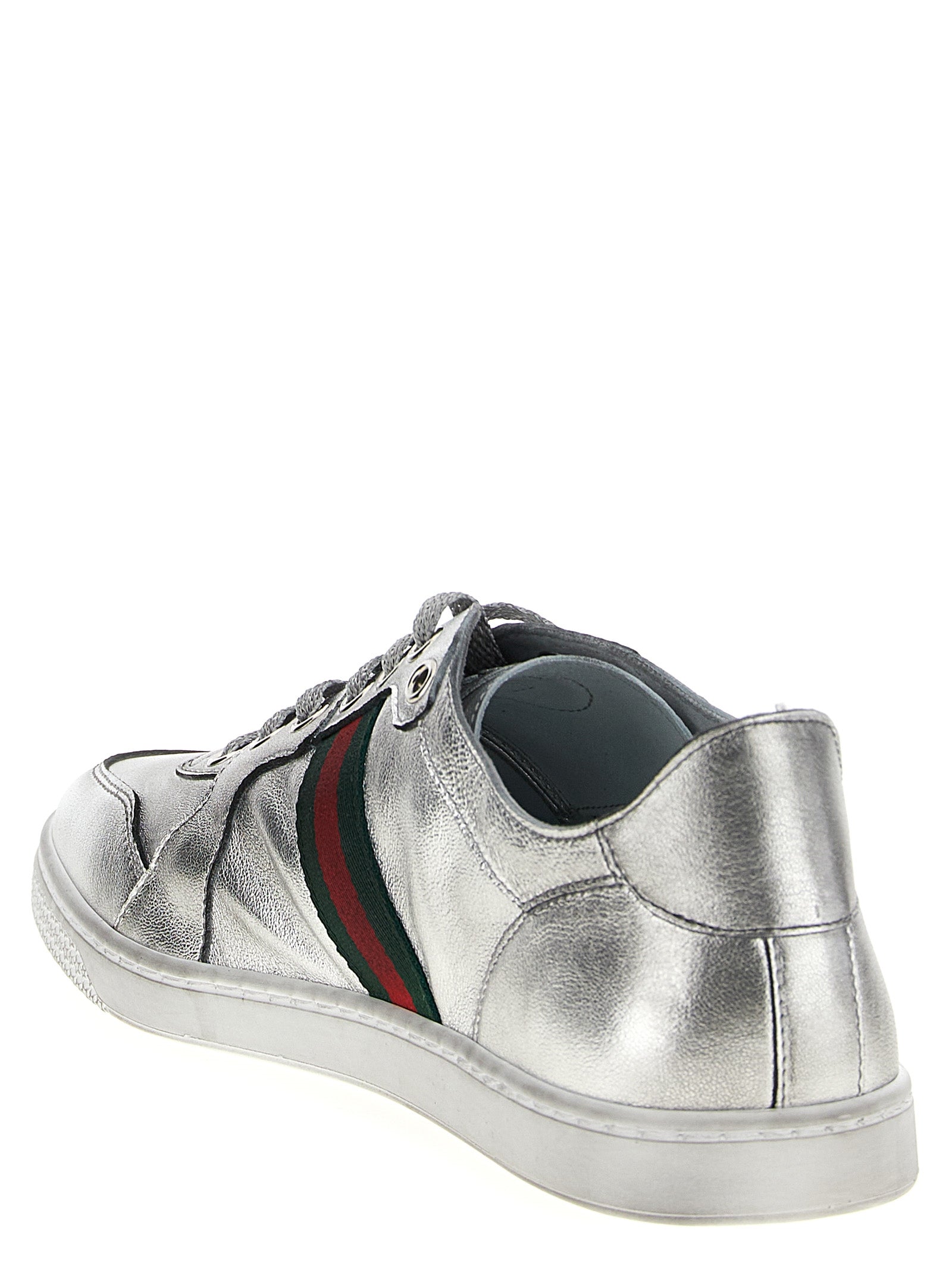 Chaussures de sport Gucci en cuir d'agneau argenté, baskets athlétiques élégantes avec détails modernes.