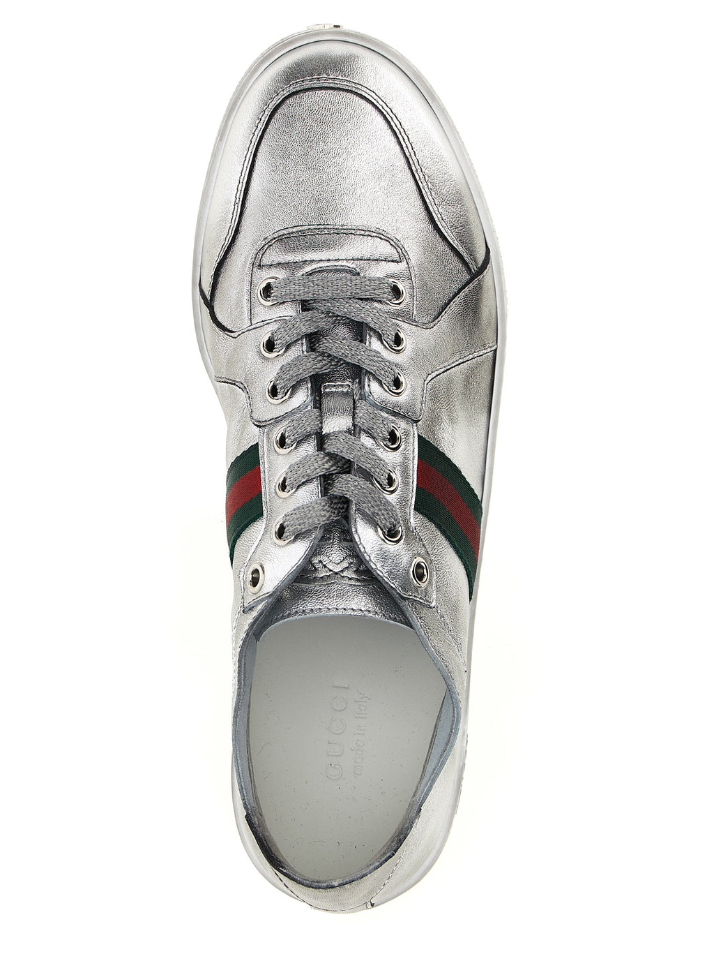 Sneakers athletiques en cuir d'agneau argenté de Gucci, design moderne avec détails sportifs.